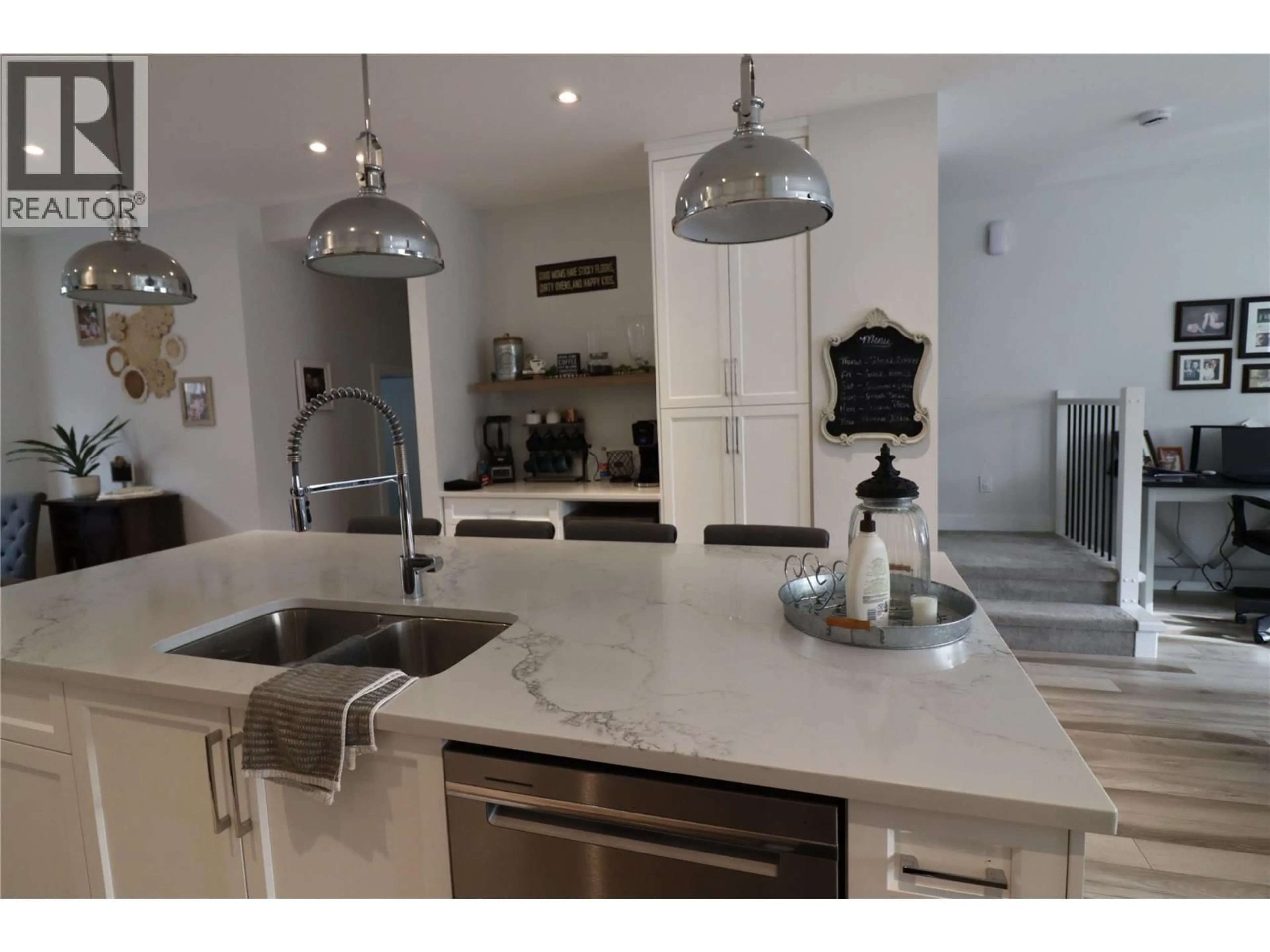 Open concept kitchen, ceramic/tile floor for 118 RIVER GATE DRIVE, Kamloops British Columbia V2H0E4