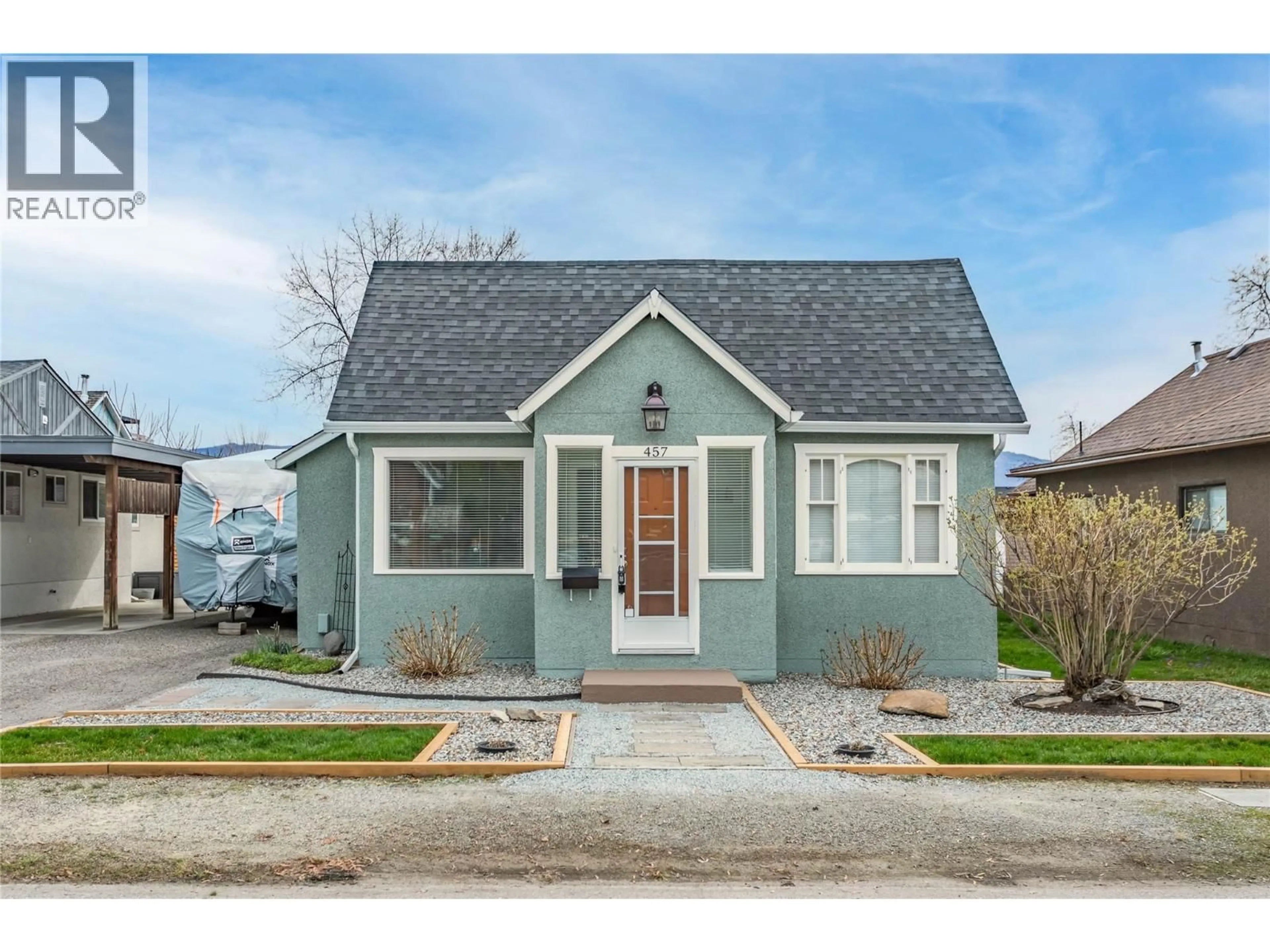 Home with vinyl exterior material, street for 457 PATTERSON AVENUE, Kelowna British Columbia V1Y5C5