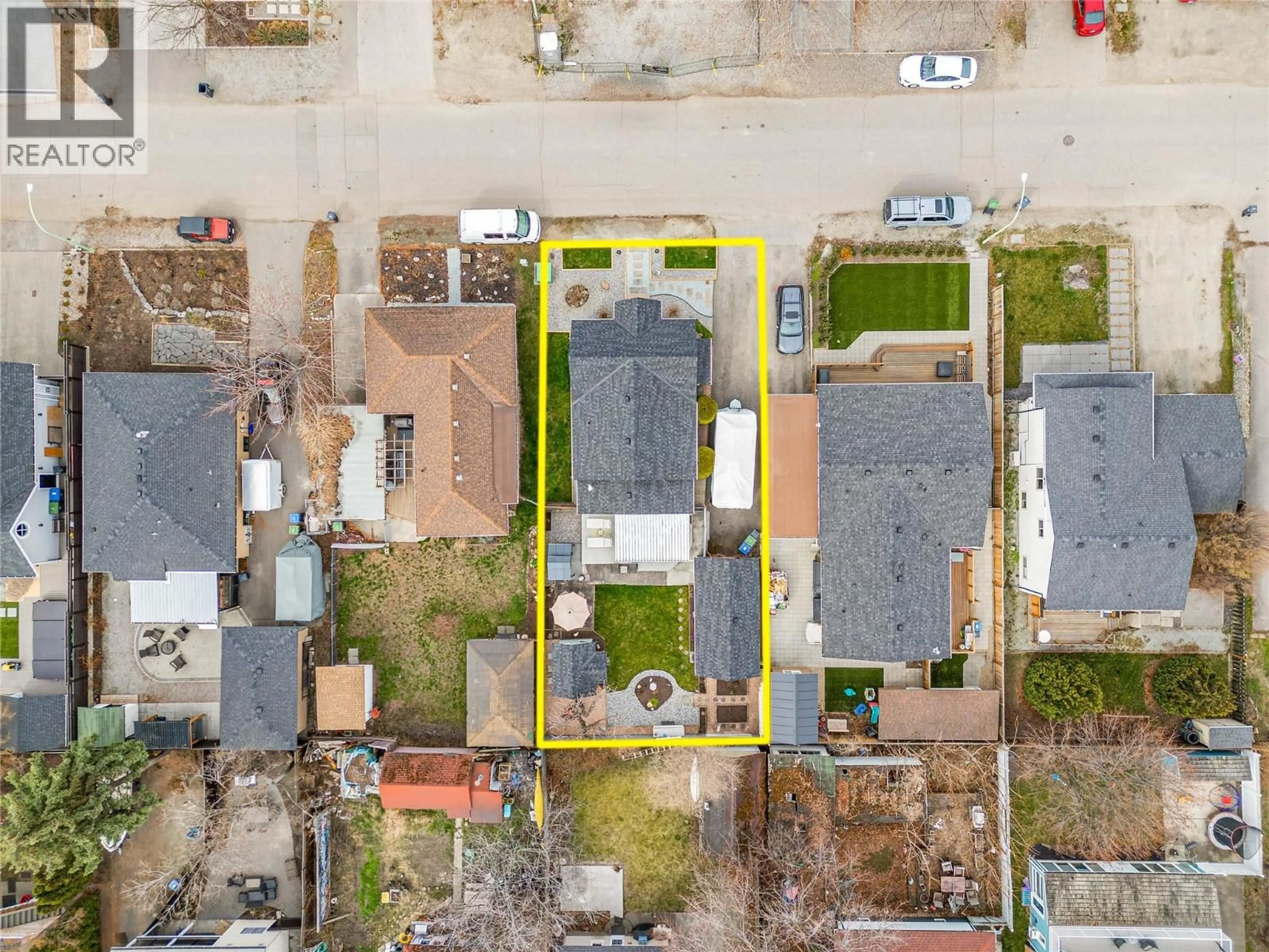 A pic from outside/outdoor area/front of a property/back of a property/a pic from drone, street for 457 PATTERSON AVENUE, Kelowna British Columbia V1Y5C5