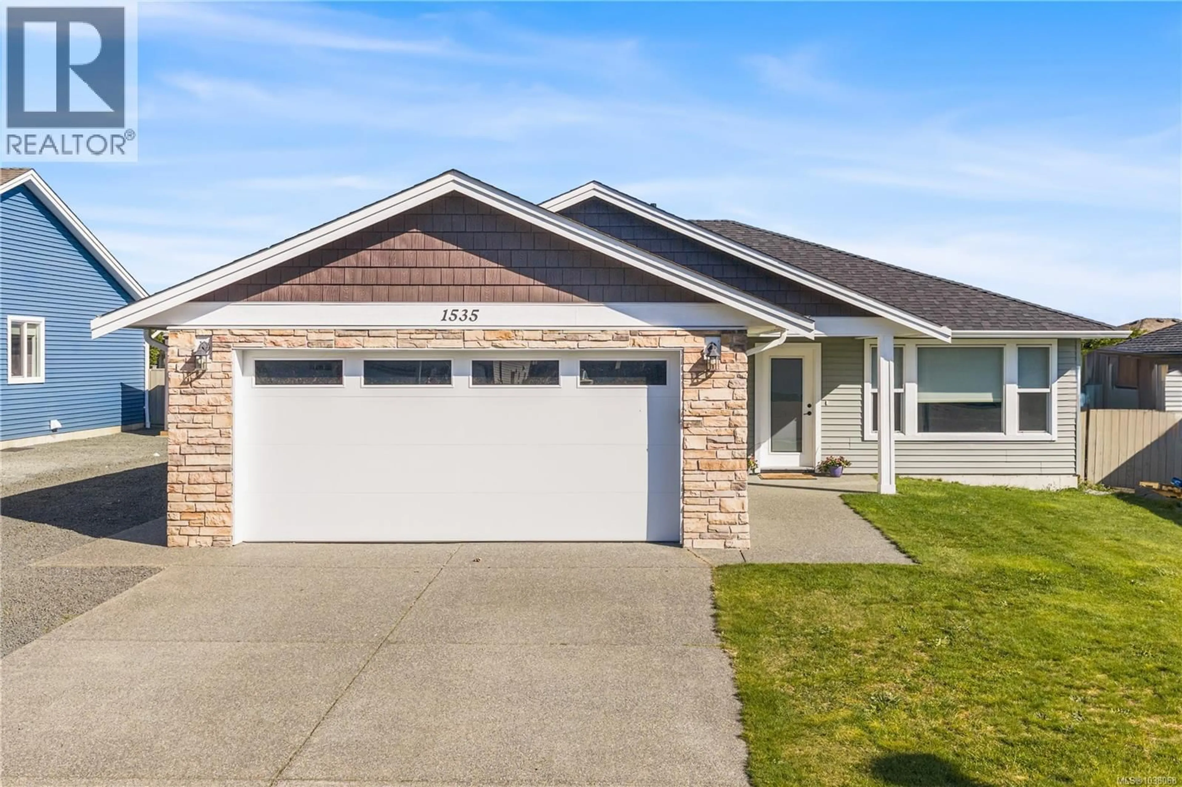 Home with vinyl exterior material, street for 1535 PRENTICE ROAD, Campbell River British Columbia V9W0E3