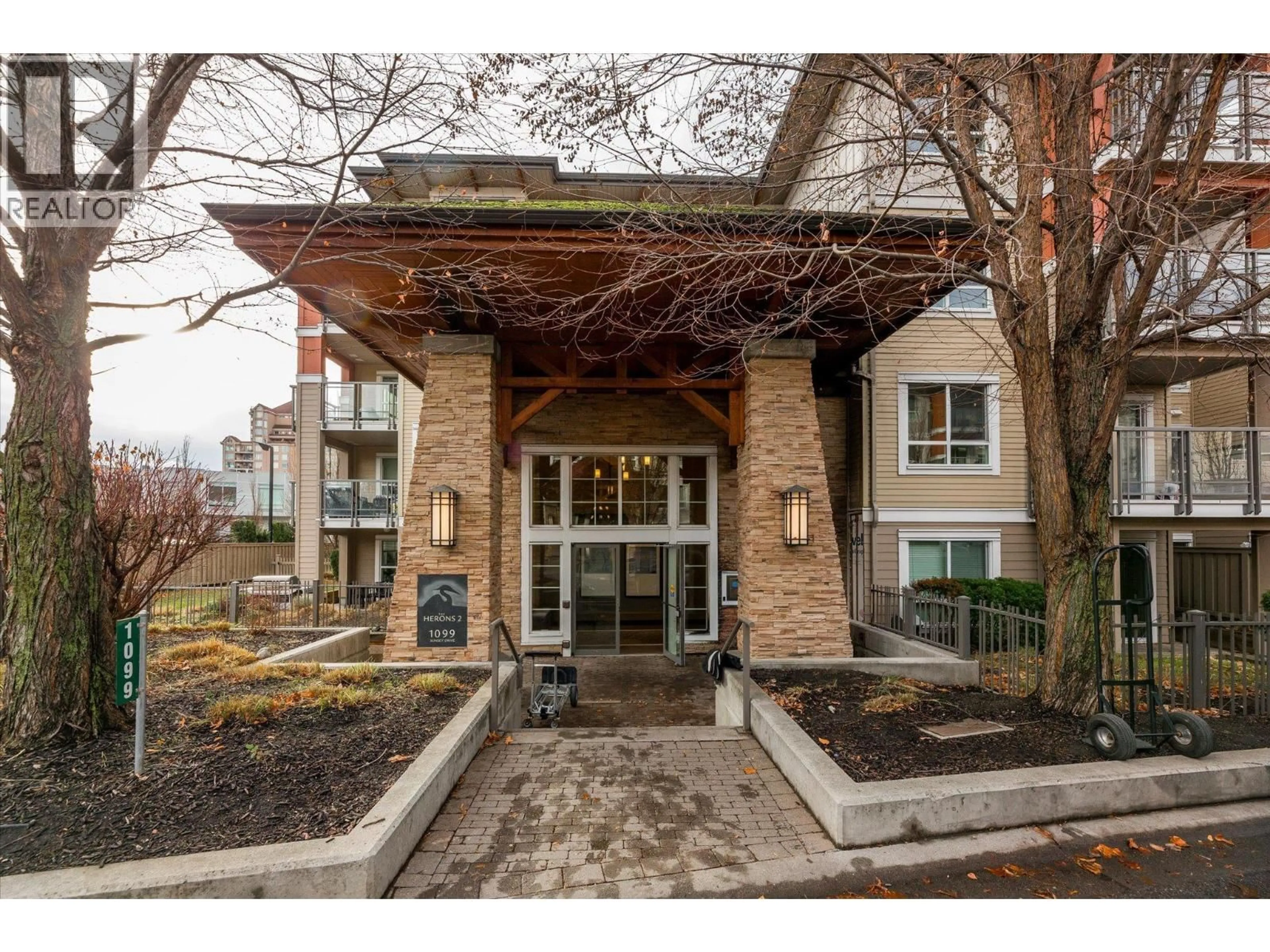 Indoor foyer for 333 - 1099 SUNSET DRIVE, Kelowna British Columbia V1Y9Z2