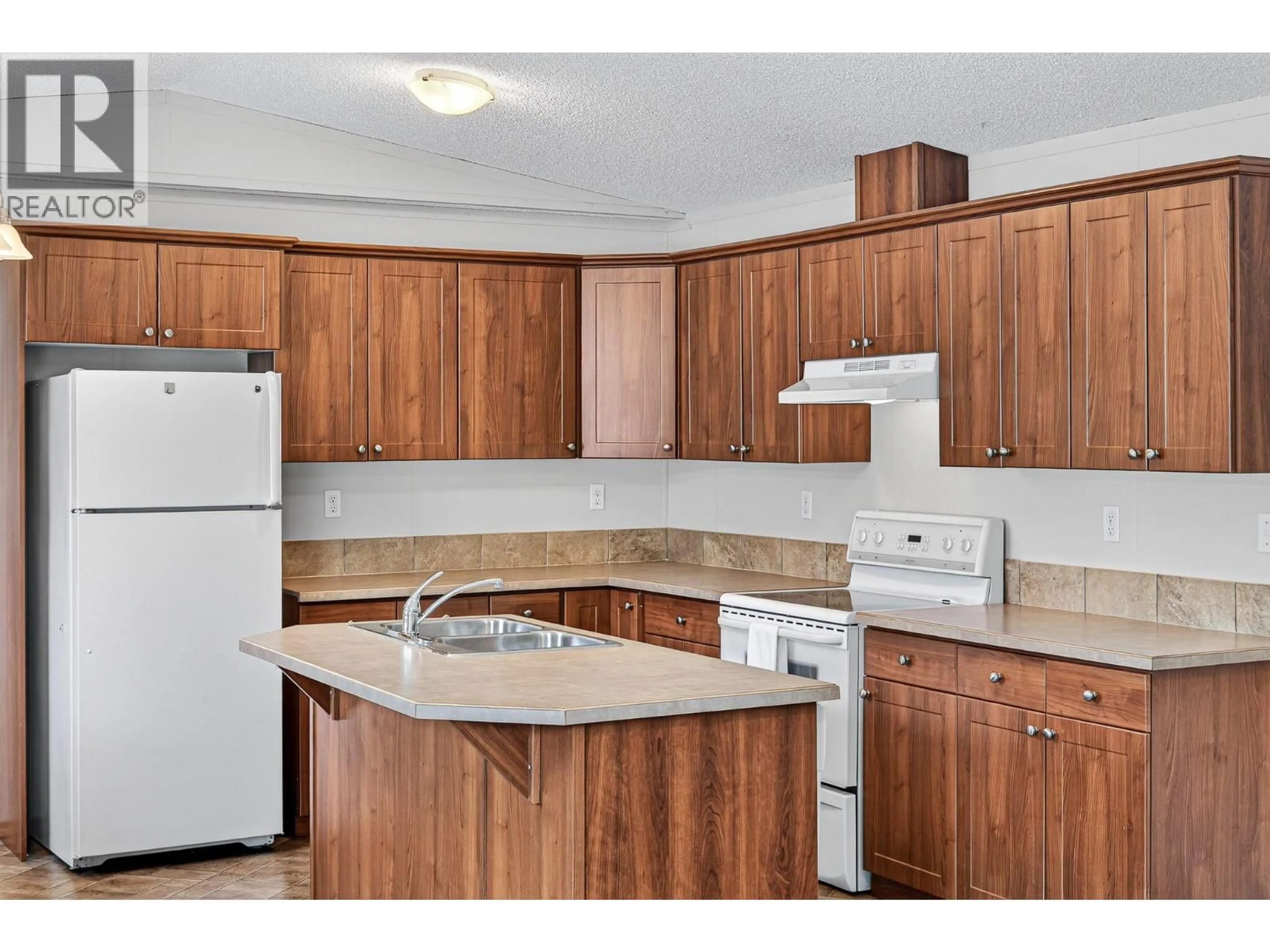 Standard kitchen, unknown for 108 - 100 INDUSTRIAL ROAD 1 ROAD, Sparwood British Columbia V0B2G1