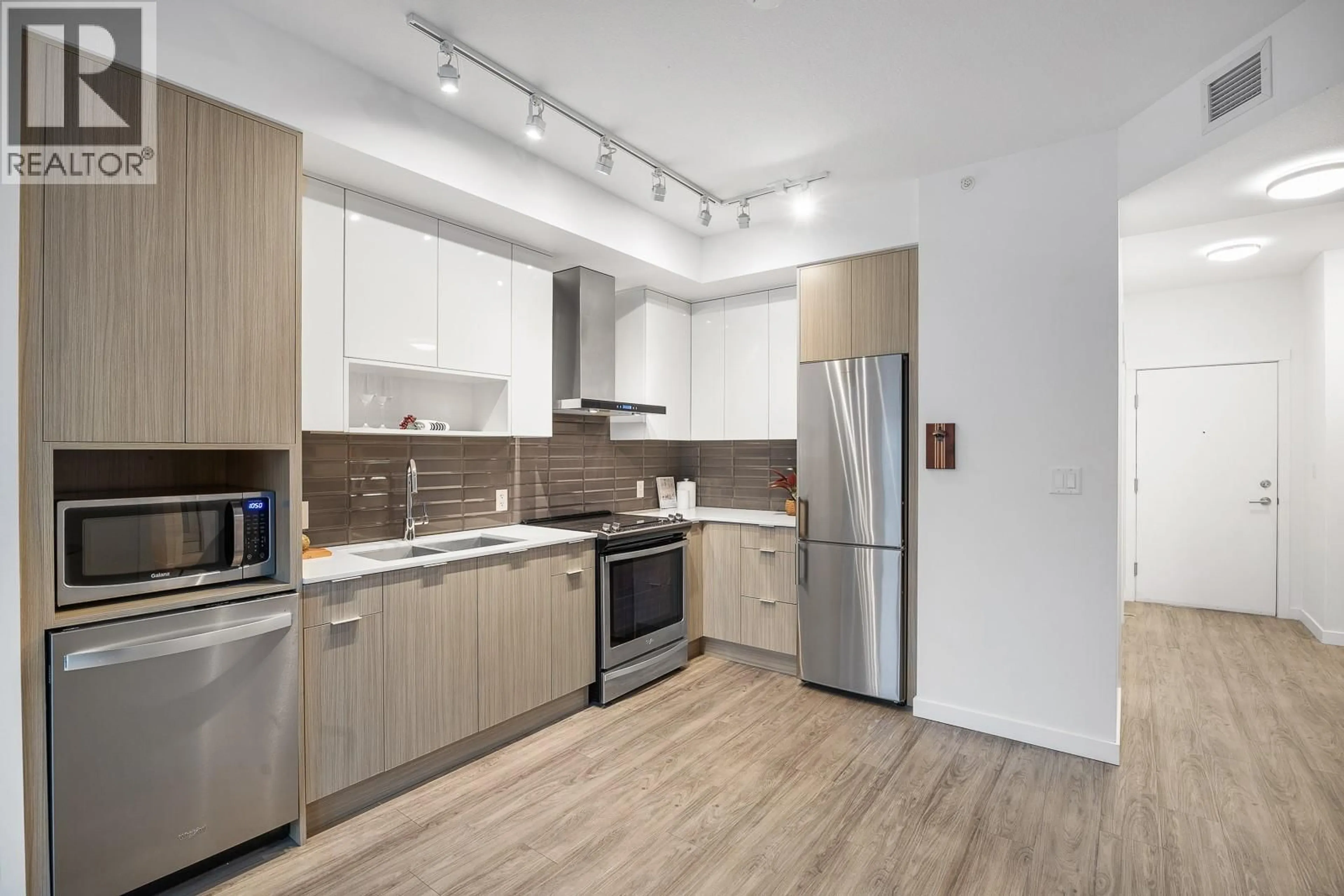 Standard kitchen, unknown for PH12 - 1775 CHAPMAN PLACE, Kelowna British Columbia V1Y0G3