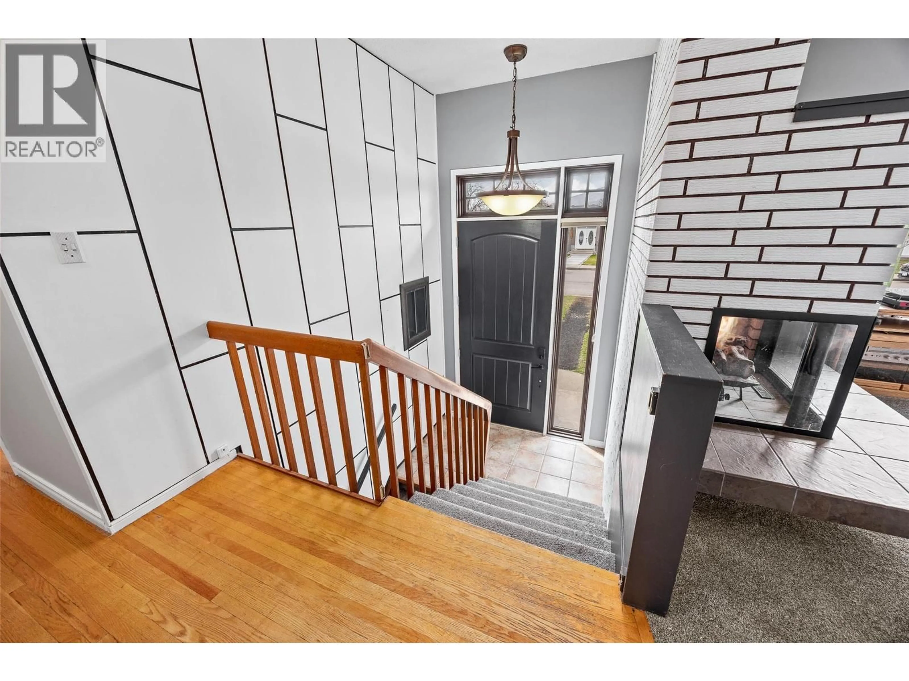 Indoor entryway for 1394 LOMBARDY SQUARE, Kelowna British Columbia V1Y3S4