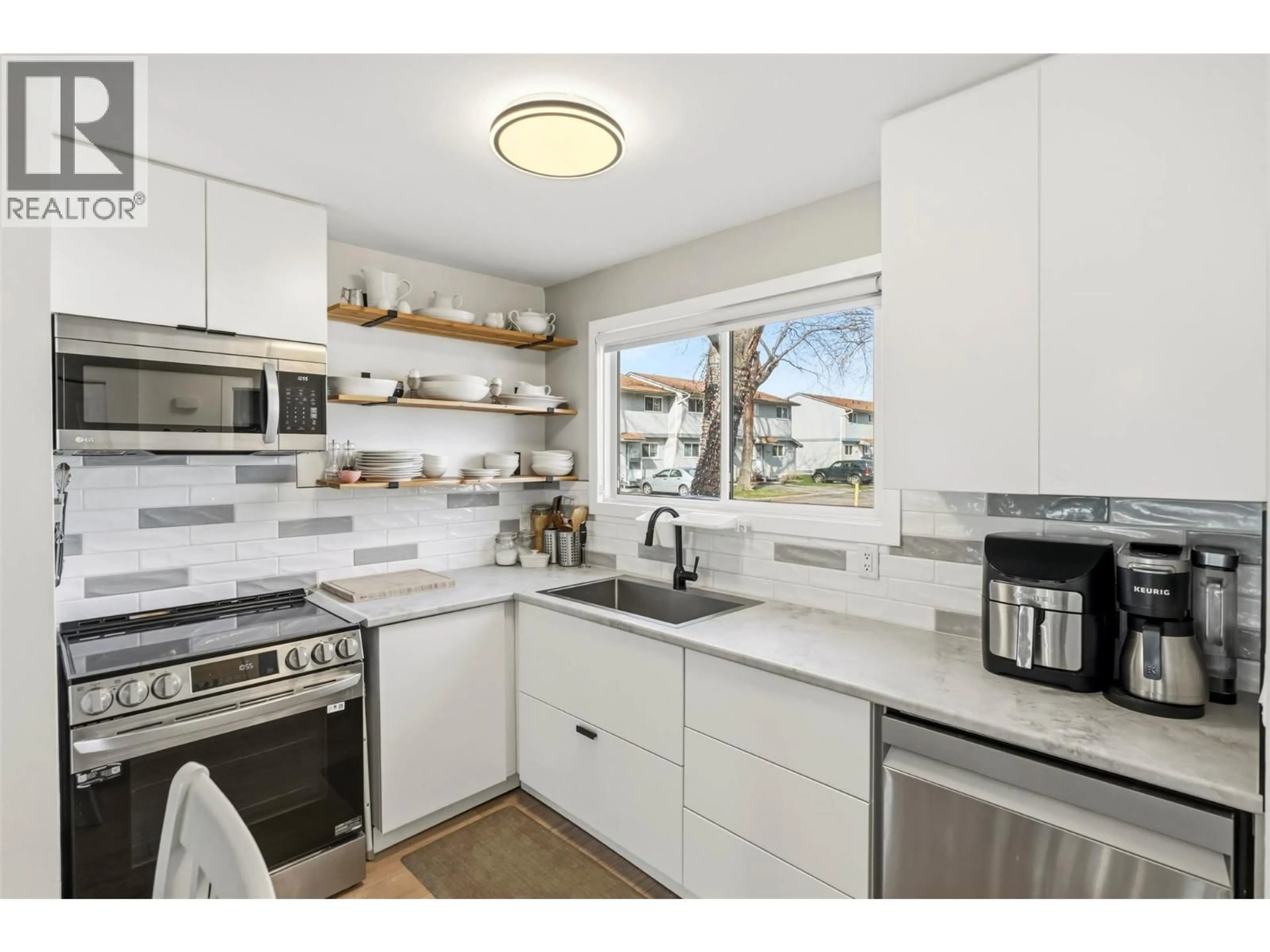 Open concept kitchen, ceramic/tile floor for 44 - 3099 SOUTH MAIN STREET, Penticton British Columbia V2A6Y2