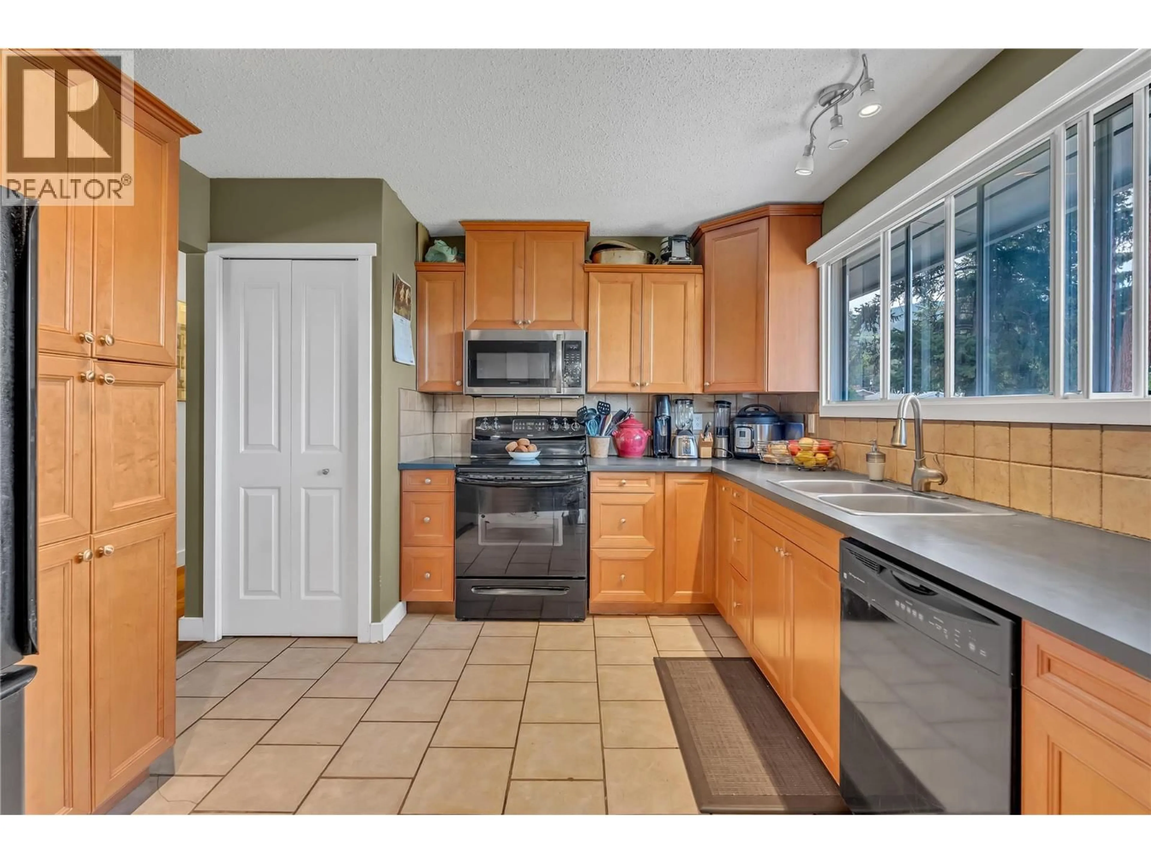 Standard kitchen, ceramic/tile floor for 3269 MCIVER ROAD WEST, West Kelowna British Columbia V4T1G2