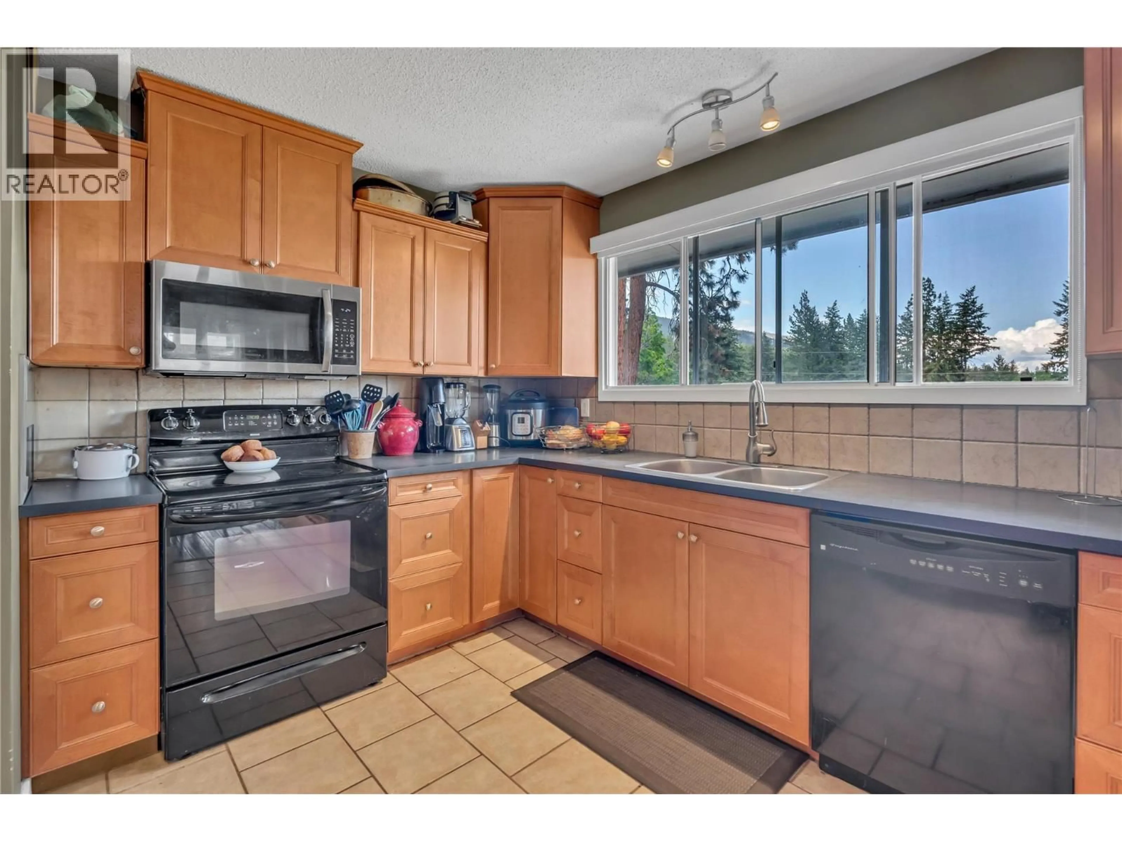 Standard kitchen, ceramic/tile floor for 3269 MCIVER ROAD WEST, West Kelowna British Columbia V4T1G2