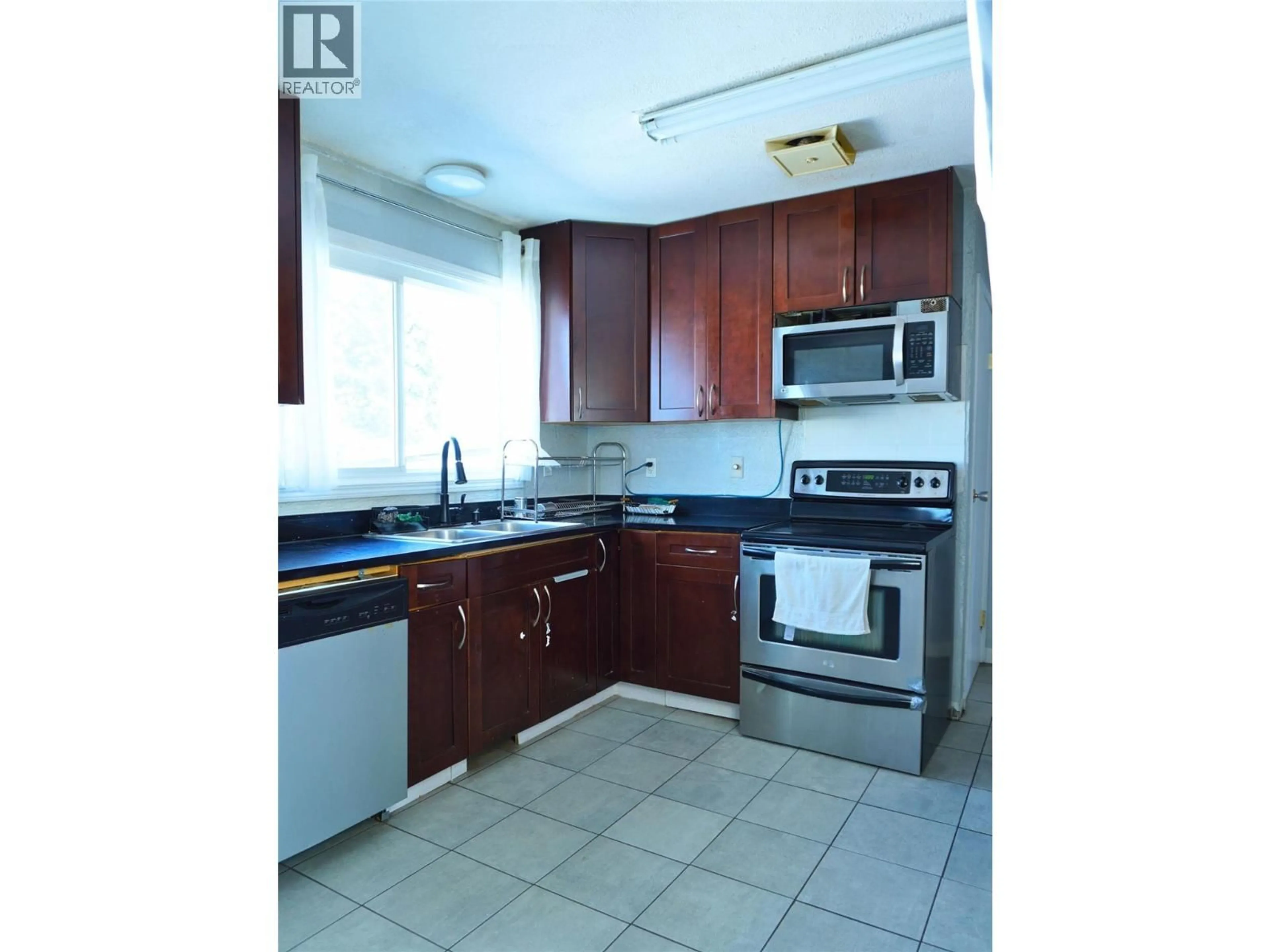 Standard kitchen, unknown for 1920 108 AVENUE, Dawson Creek British Columbia V1G2T8