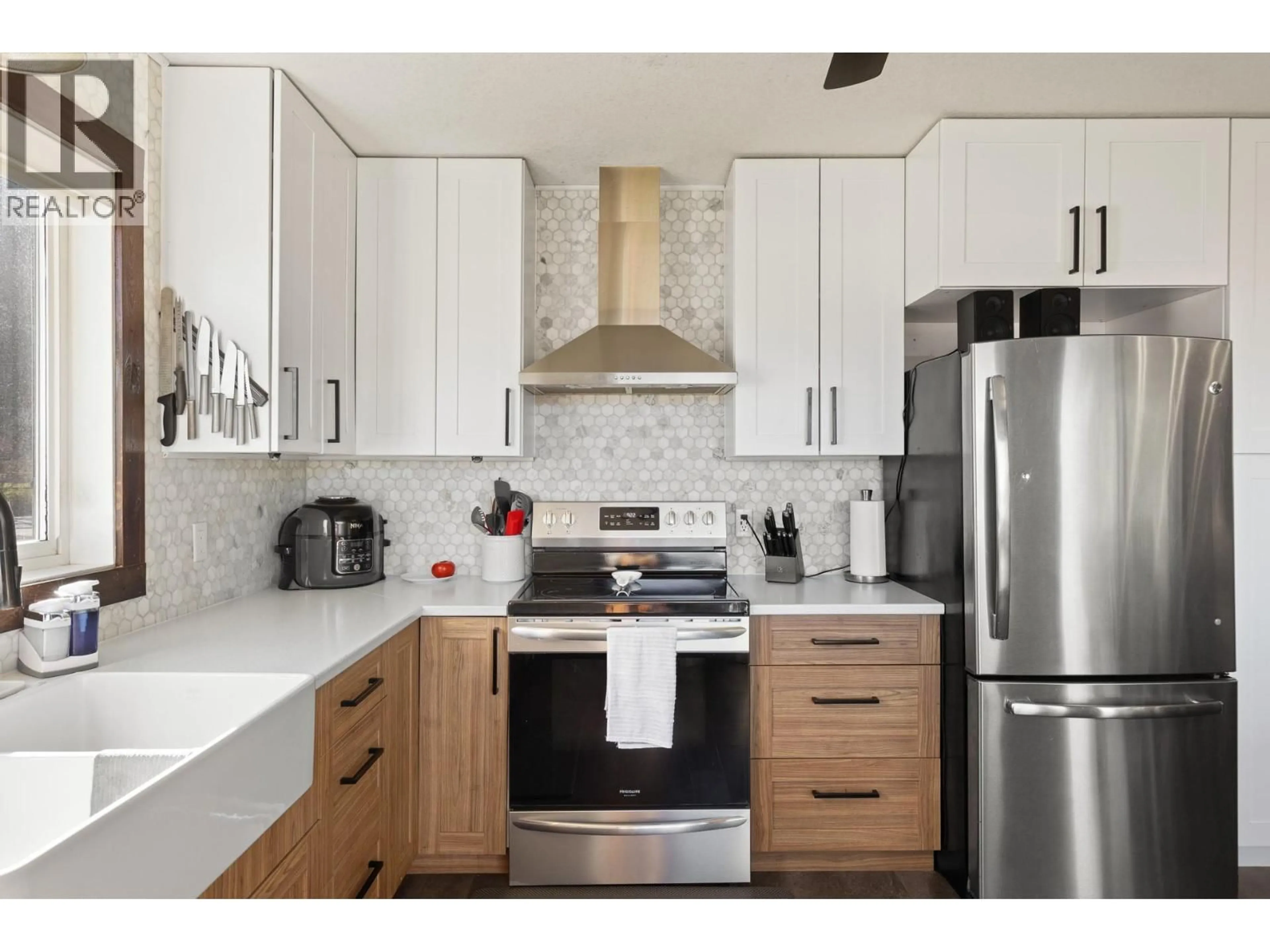 Contemporary kitchen, unknown for 1541 EAGLE ROCK ROAD, Spallumcheen British Columbia V0E1B7