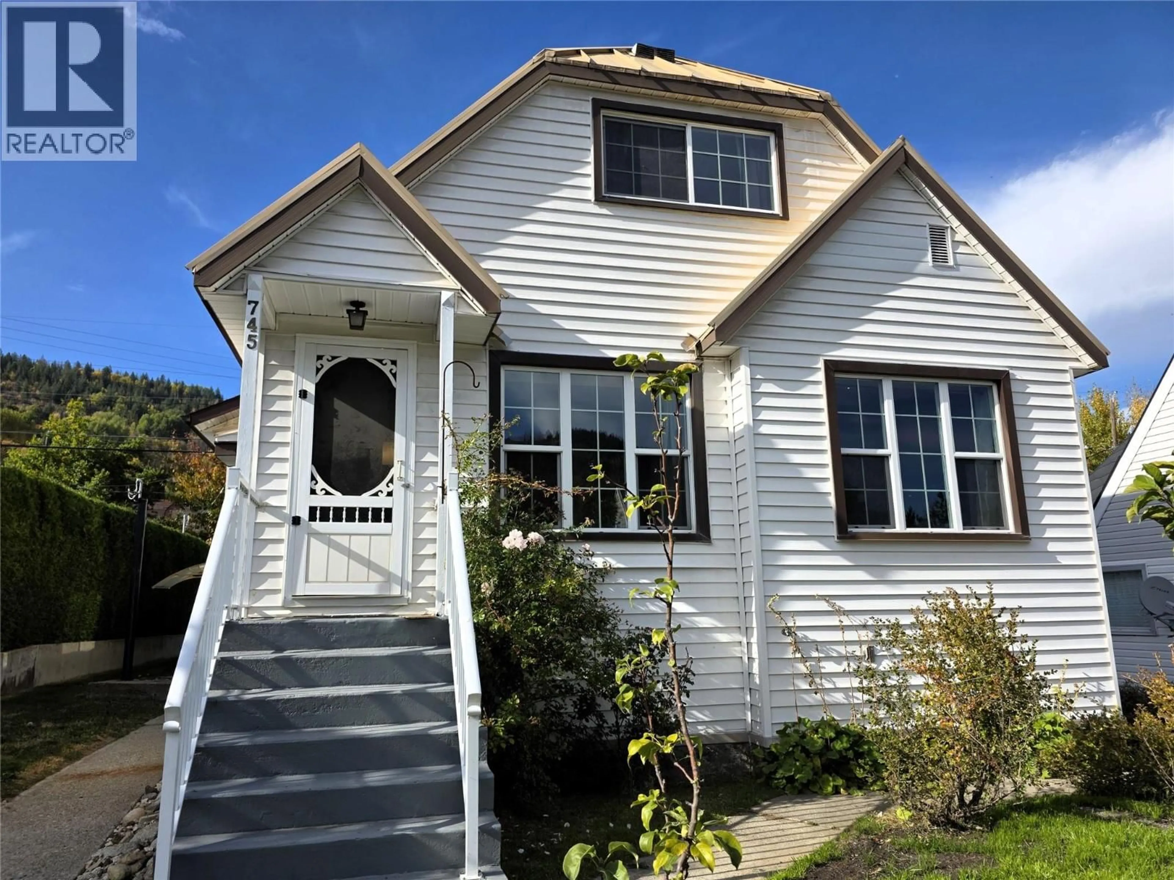 Home with vinyl exterior material, street for 745 KIPLING STREET, Warfield British Columbia V1R2A3