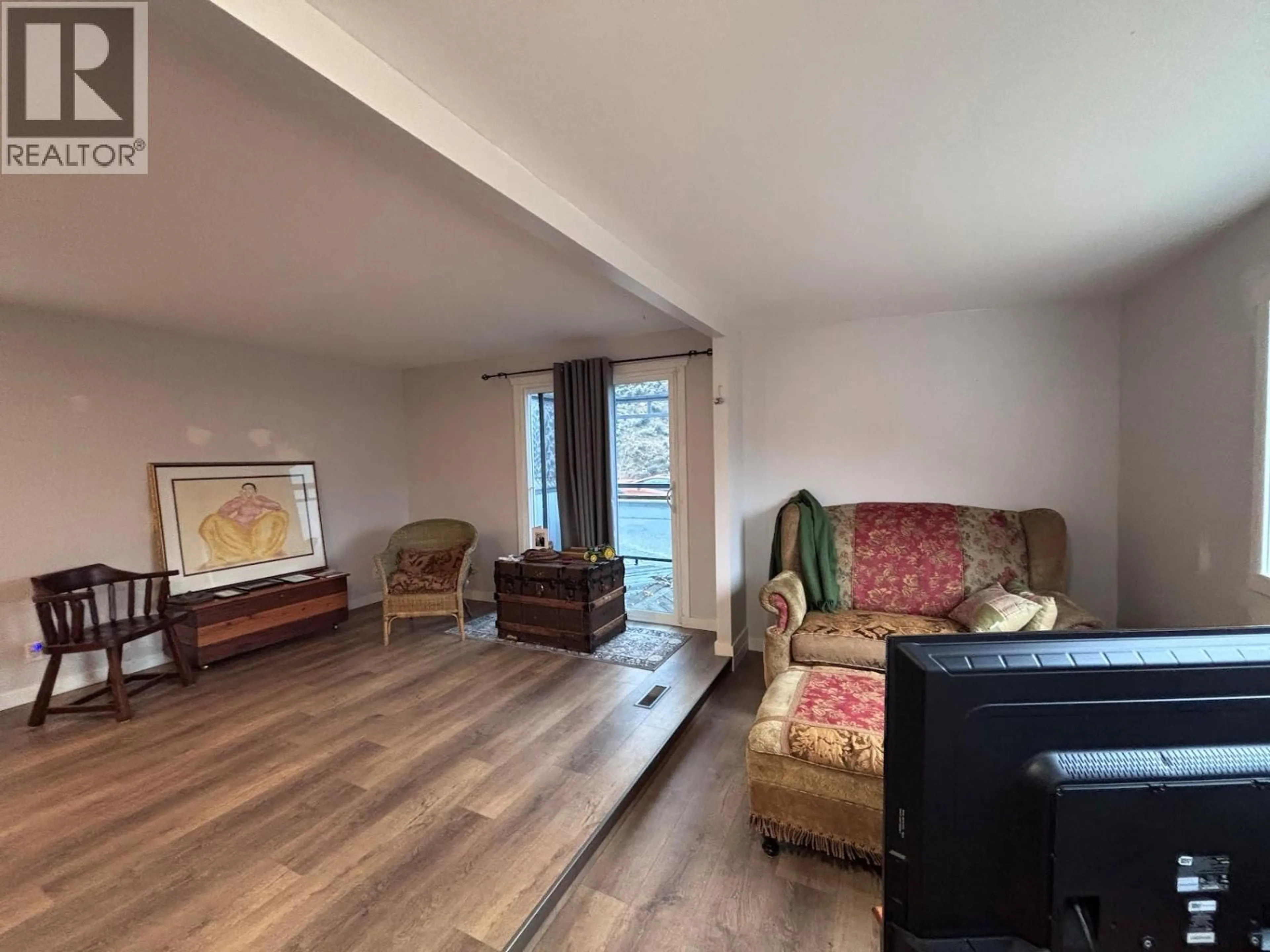 Living room with furniture, wood/laminate floor for 28 - 4395 TRANS CANADA HIGHWAY, Kamloops British Columbia V2C4S4