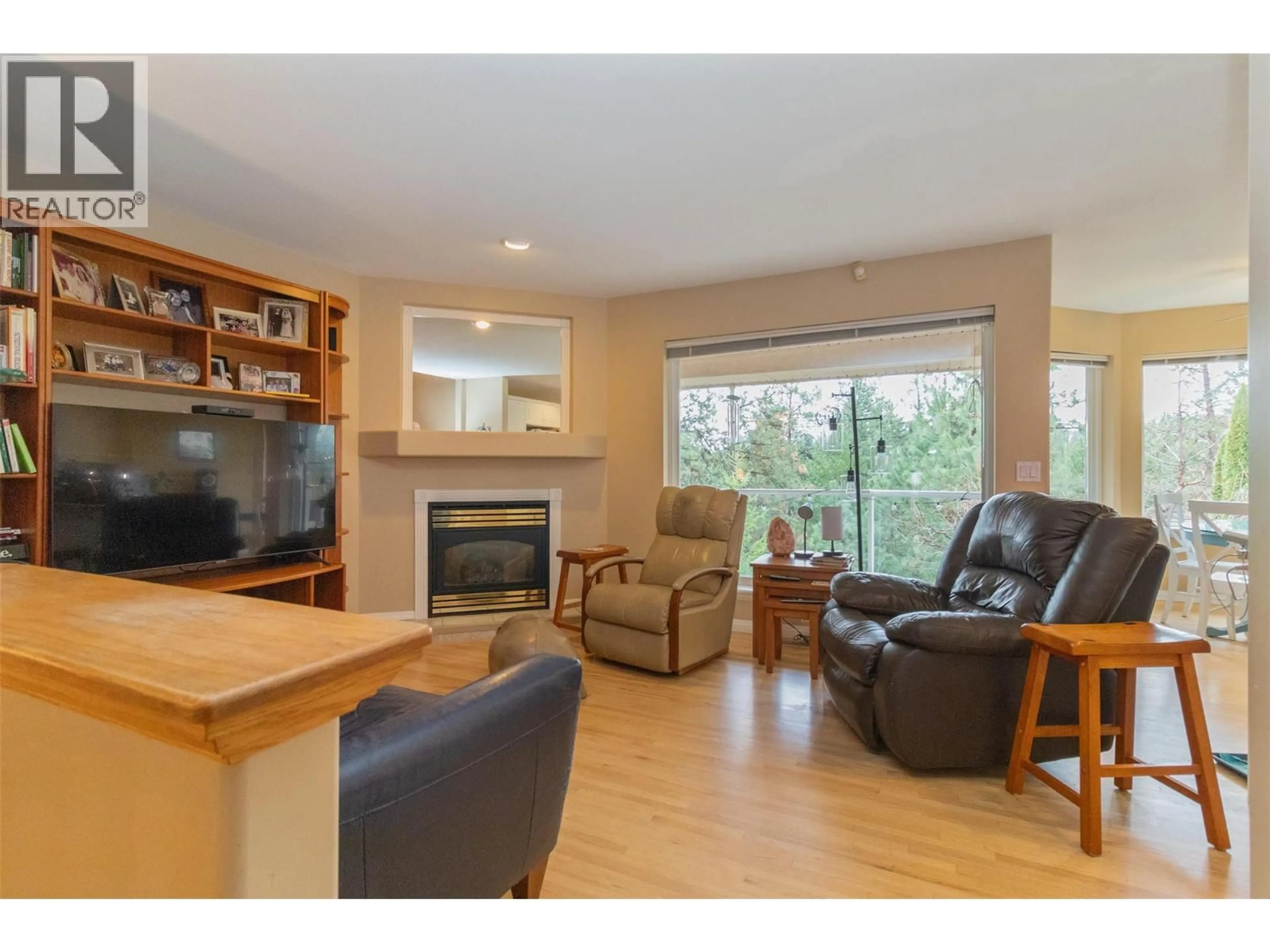 Living room with furniture, wood/laminate floor for 981 WESTVIEW WAY, West Kelowna British Columbia V1Z2B3