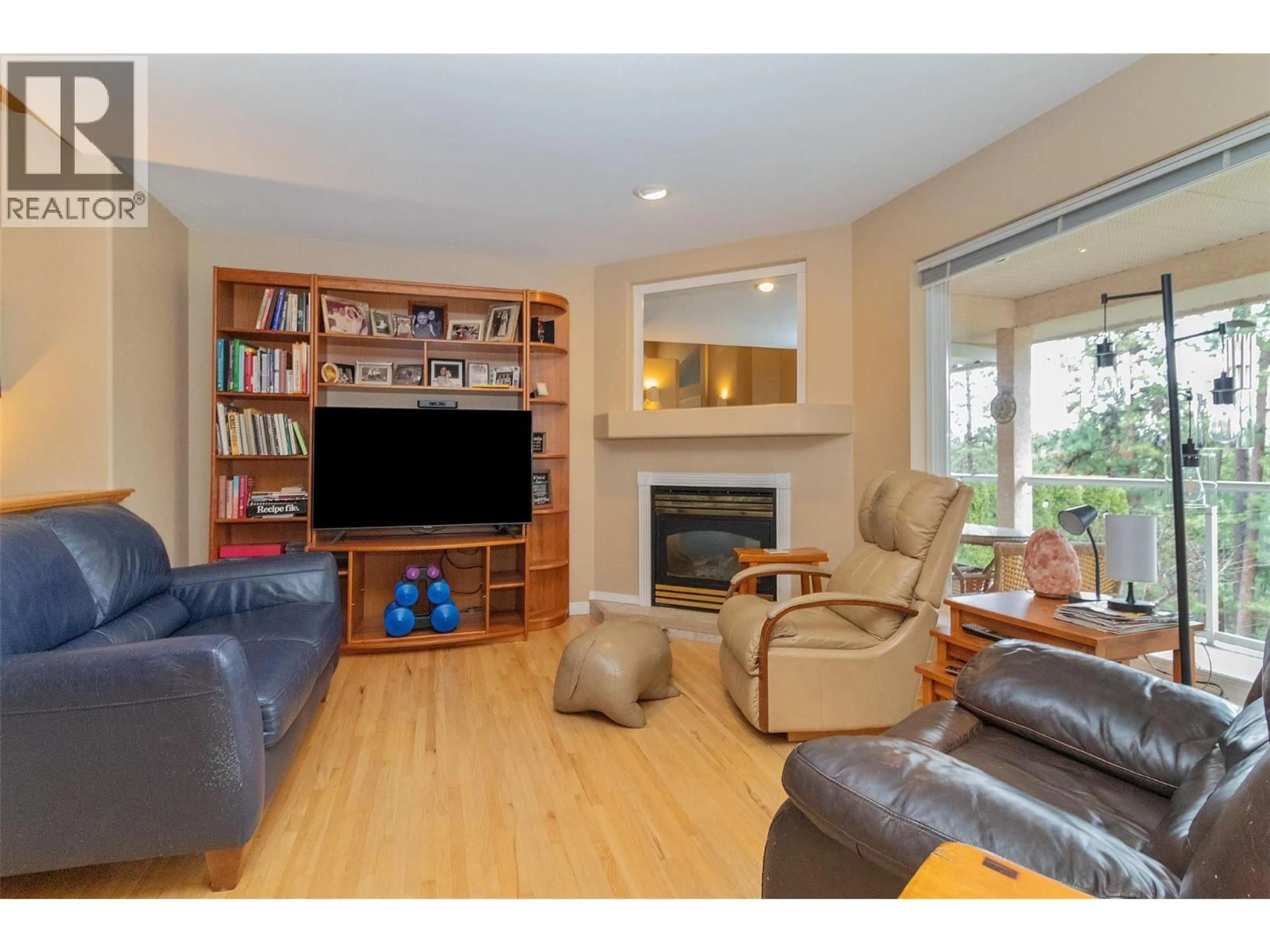 Living room with furniture, wood/laminate floor for 981 WESTVIEW WAY, West Kelowna British Columbia V1Z2B3