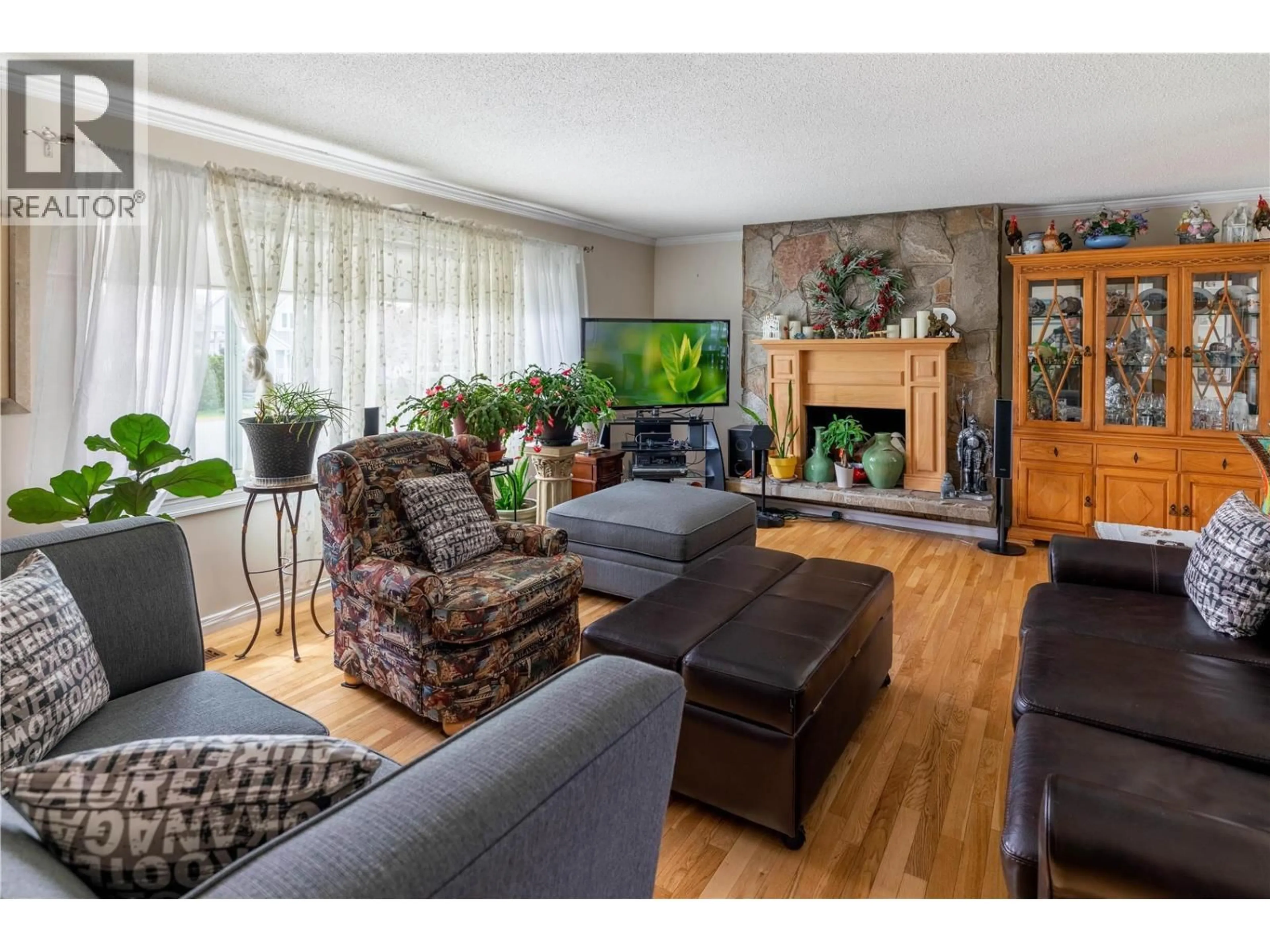Living room with furniture, wood/laminate floor for 1030 QUESNEL ROAD, Kelowna British Columbia V1Y3J9
