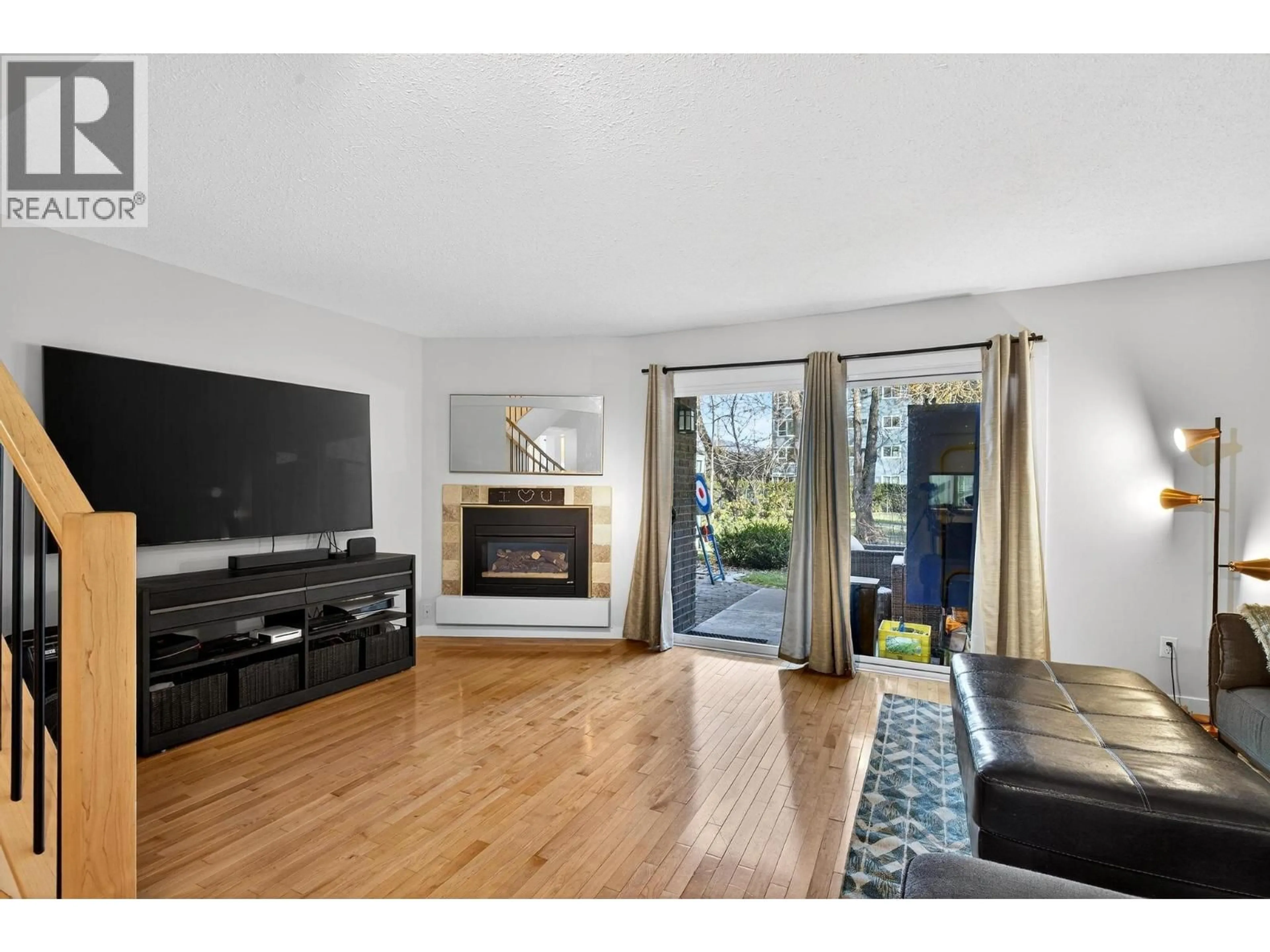 Living room with furniture, wood/laminate floor for 138 - 1050 SPRINGFIELD ROAD, Kelowna British Columbia V1Y8J7