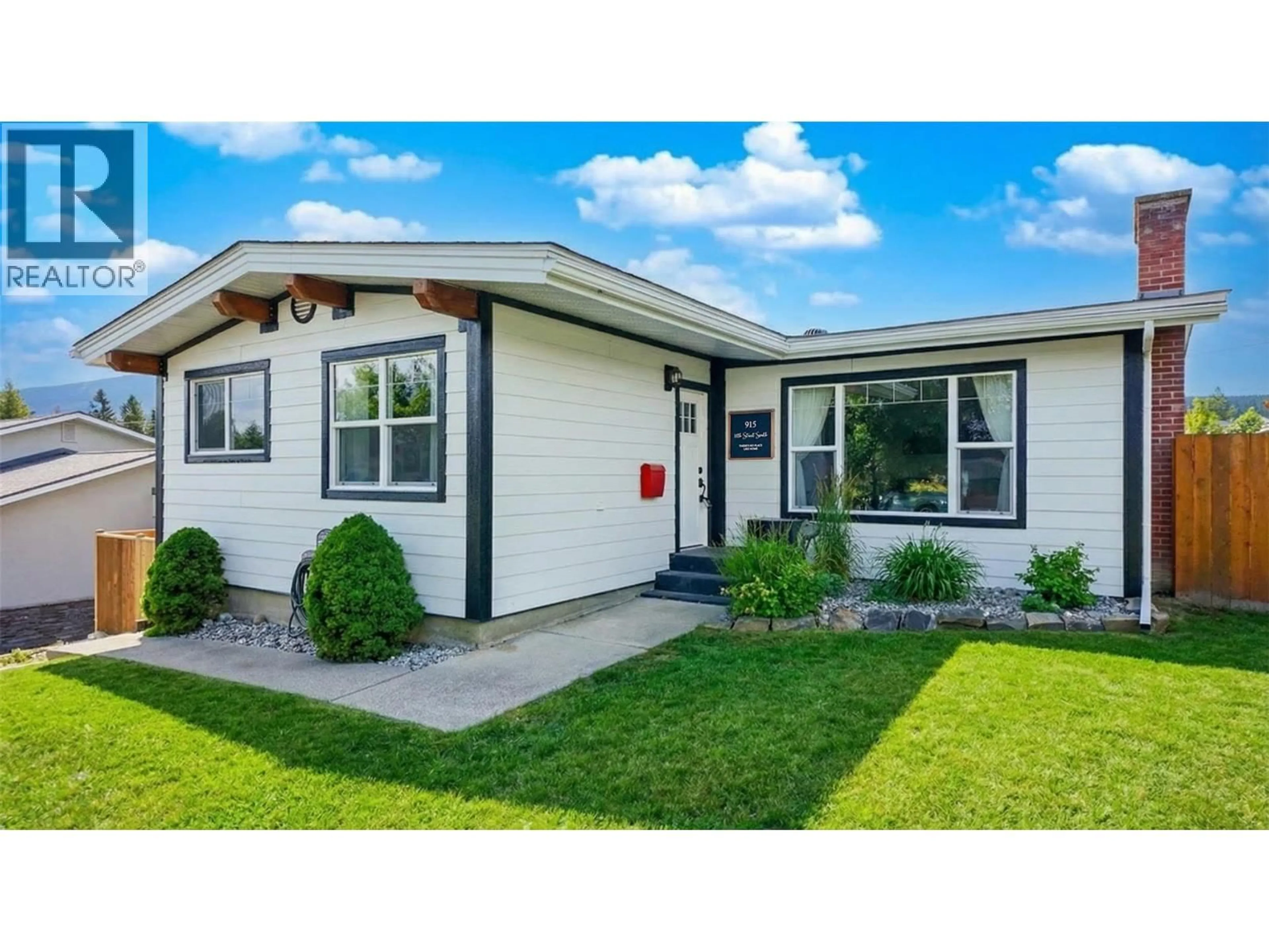 Home with vinyl exterior material, street for 915 10TH STREET SOUTH, Cranbrook British Columbia V1C1S9