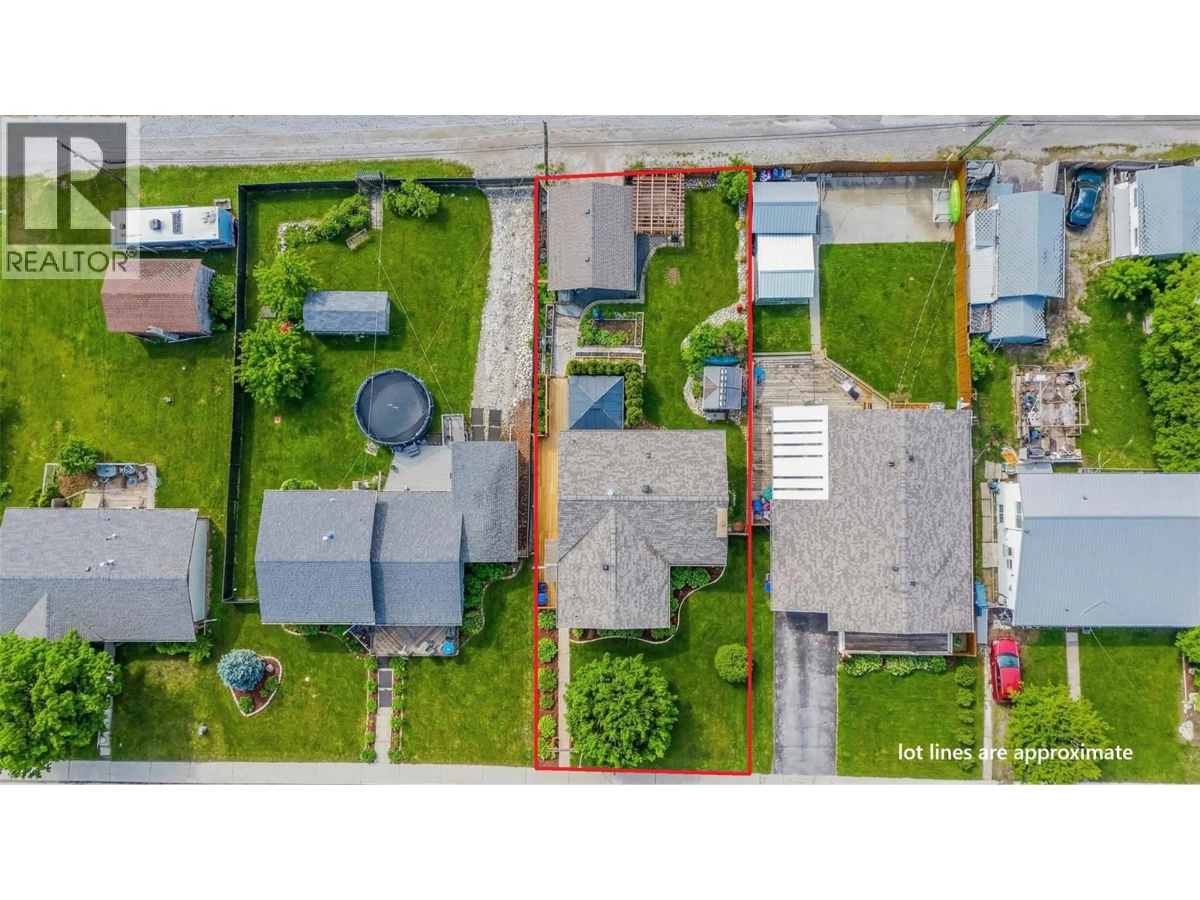A pic from outside/outdoor area/front of a property/back of a property/a pic from drone, street for 915 10TH STREET SOUTH, Cranbrook British Columbia V1C1S9