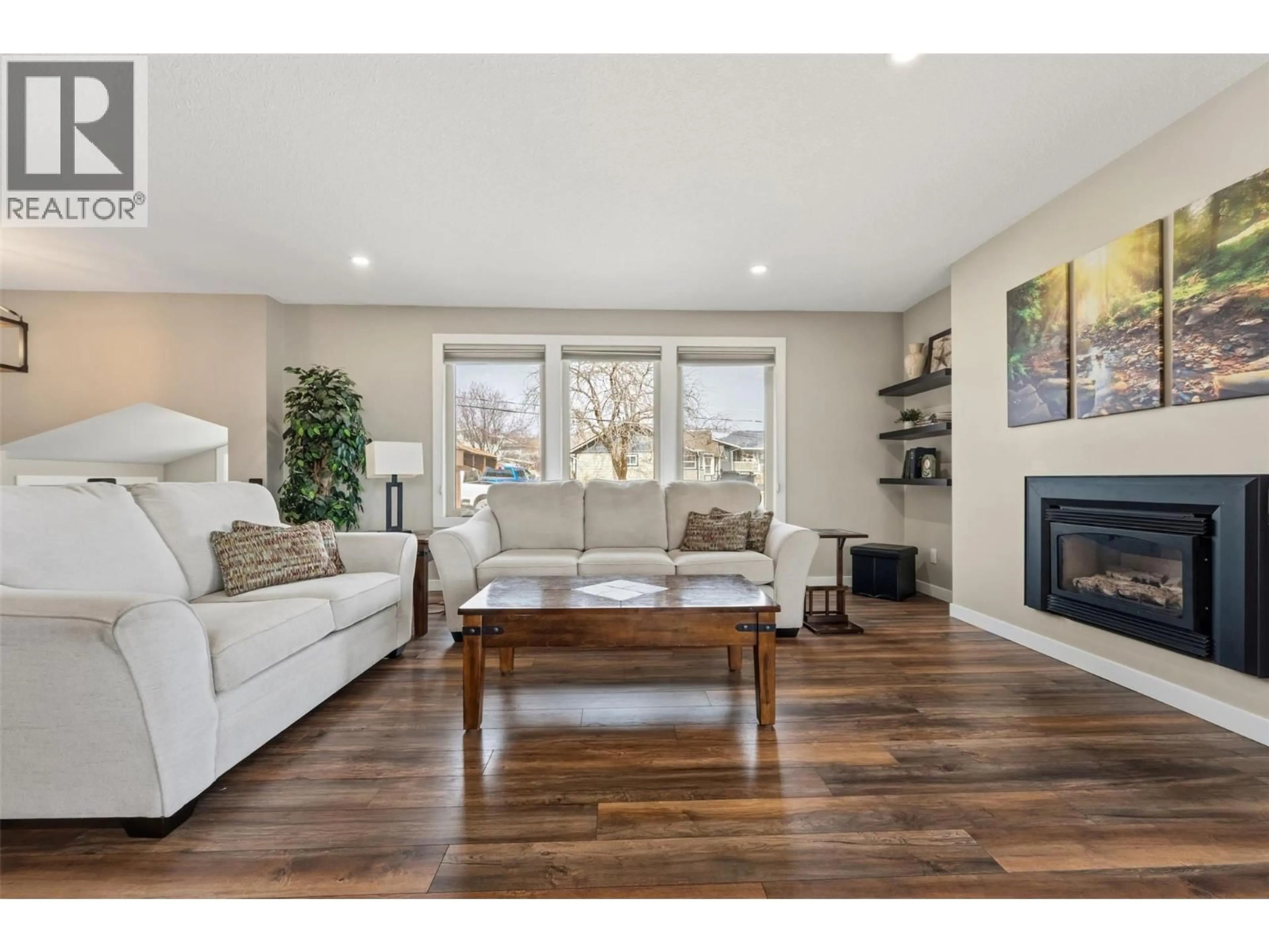 Living room with furniture, wood/laminate floor for 787 KETTLE AVENUE, Oliver British Columbia V0H1T0