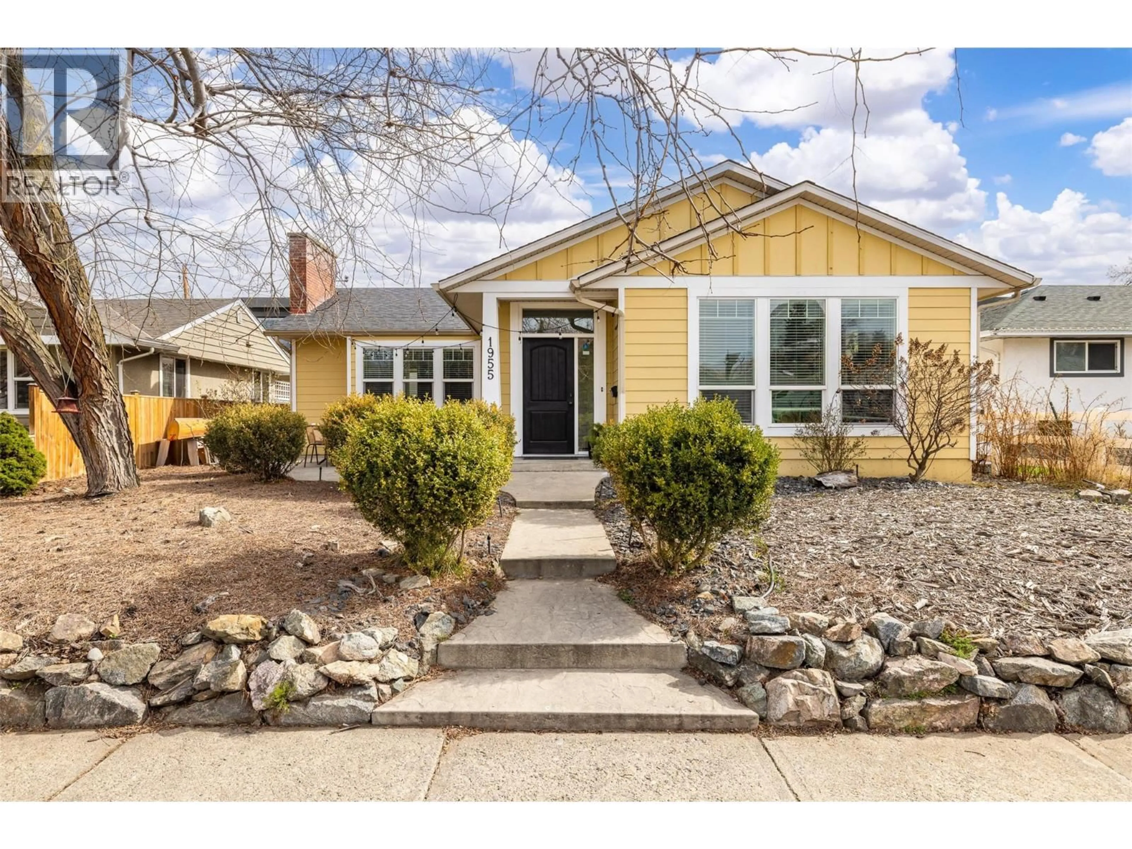 Home with vinyl exterior material, street for 1955 BOWES STREET, Kelowna British Columbia V1Y3C2