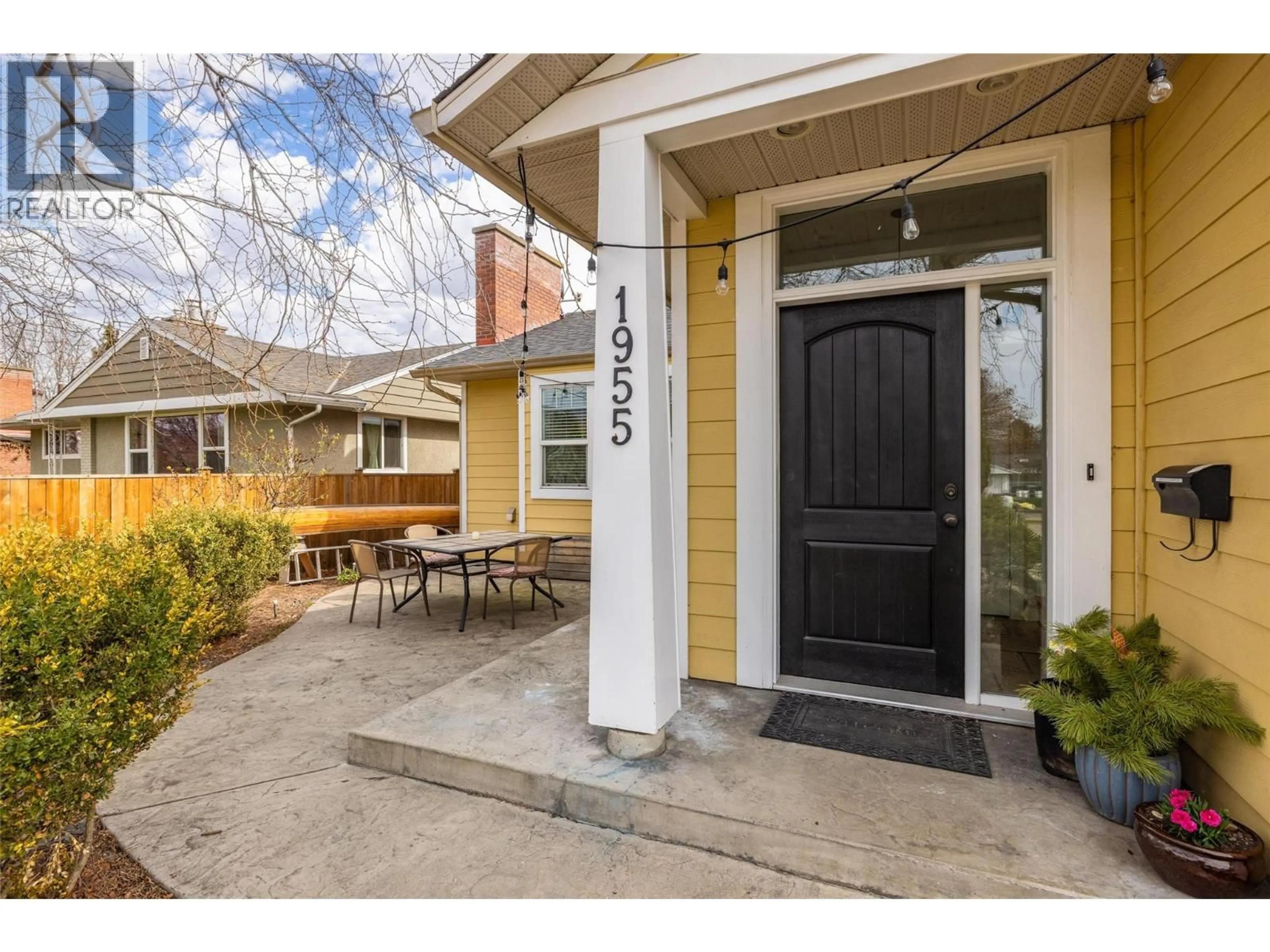 Indoor entryway for 1955 BOWES STREET, Kelowna British Columbia V1Y3C2