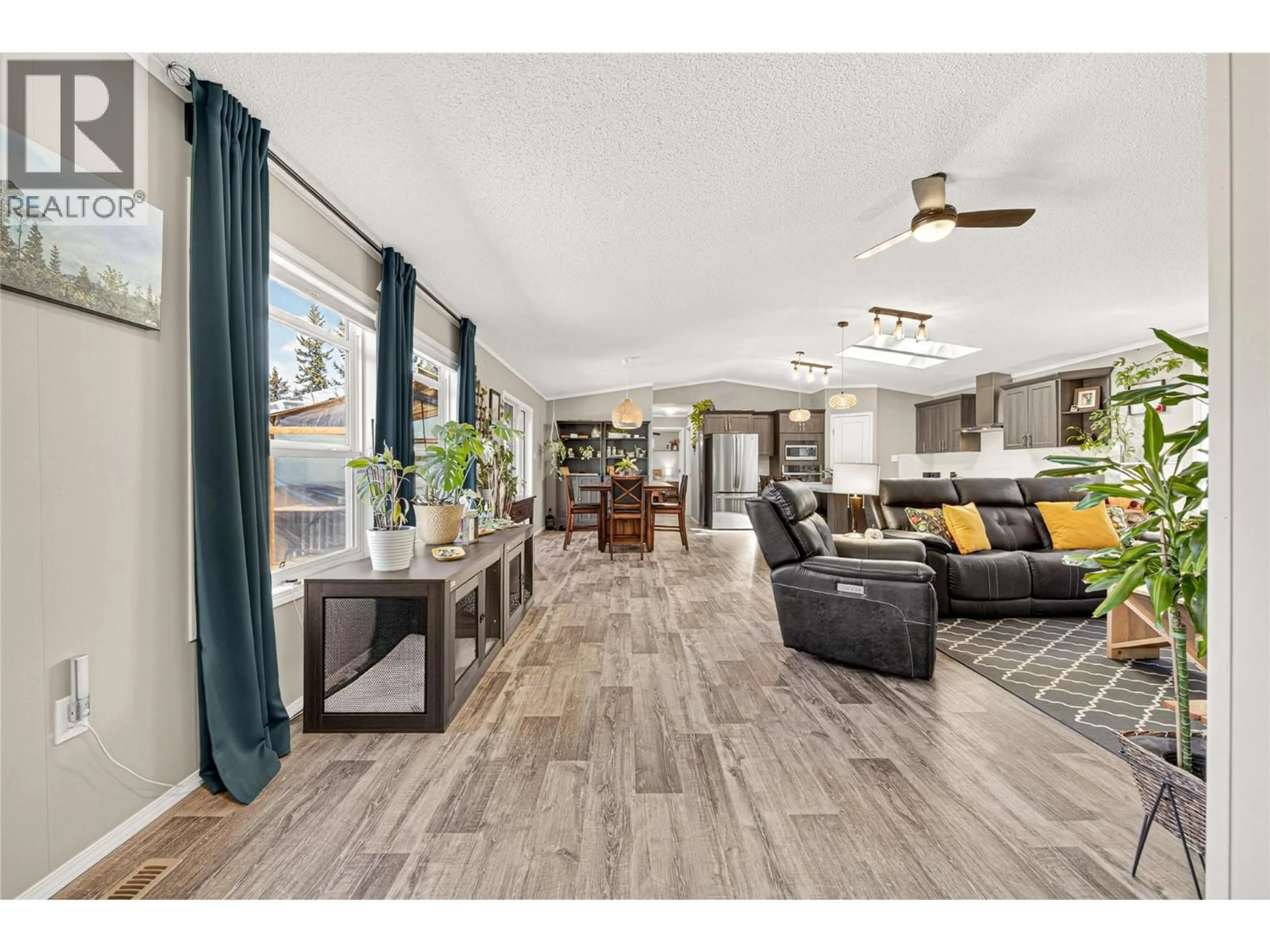 Open concept kitchen, wood/laminate floor for 52 DARBY CRESCENT, Elkford British Columbia V0B1H0