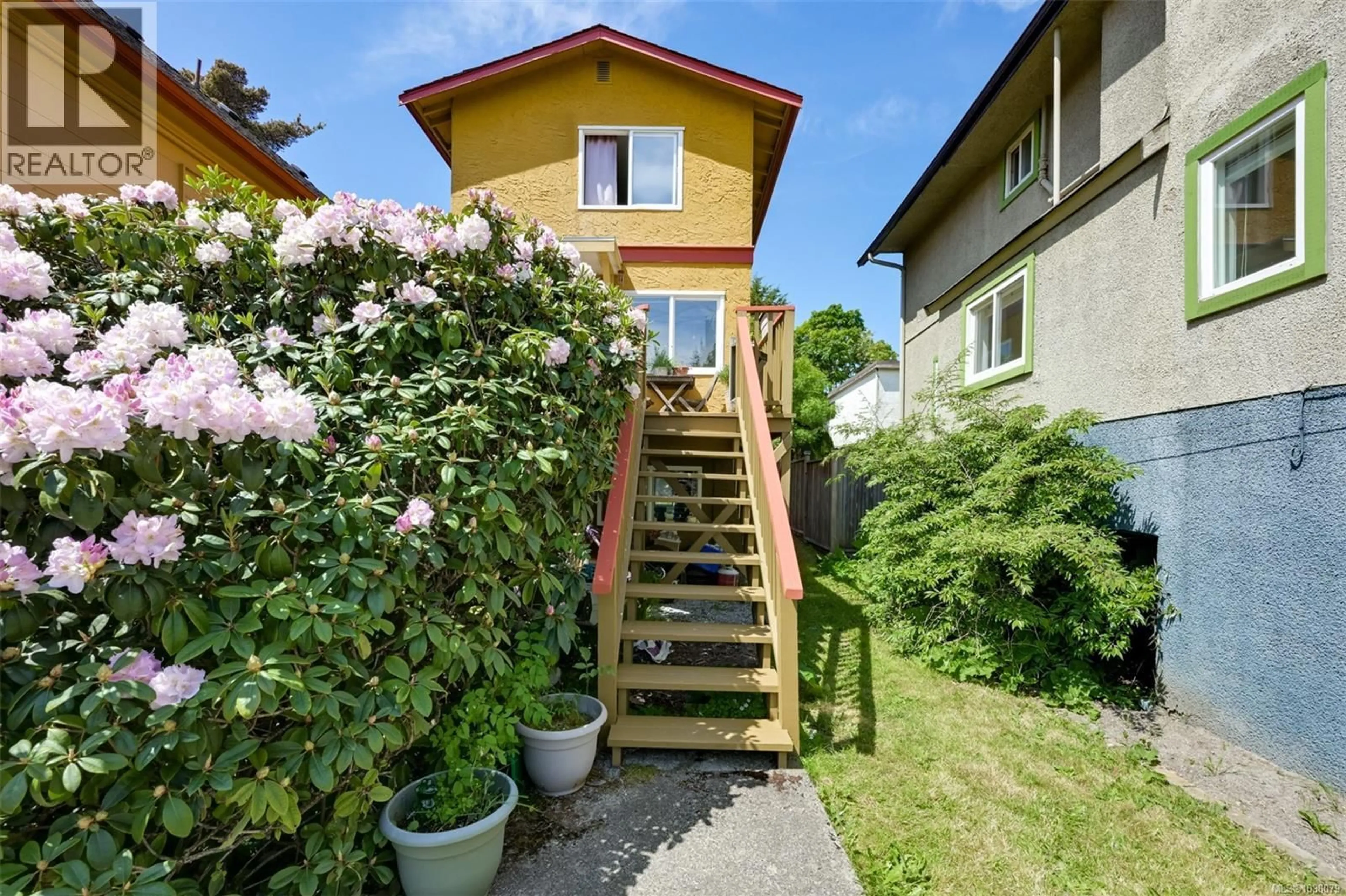 Stairs for 1620 CAMOSUN STREET, Victoria British Columbia V8T3E6