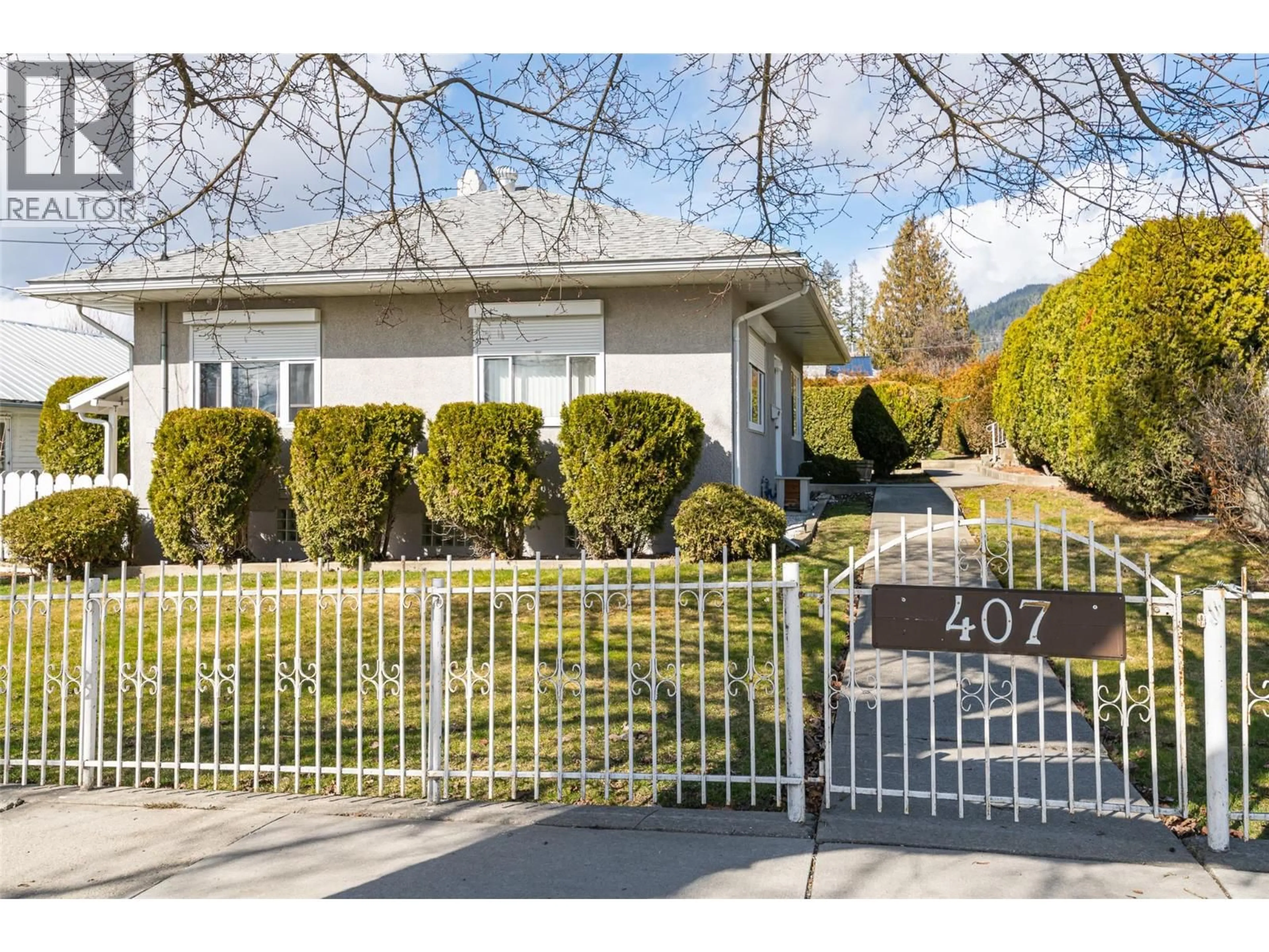 Home with vinyl exterior material, street for 407 10TH AVENUE NORTH, Creston British Columbia V0B1G4