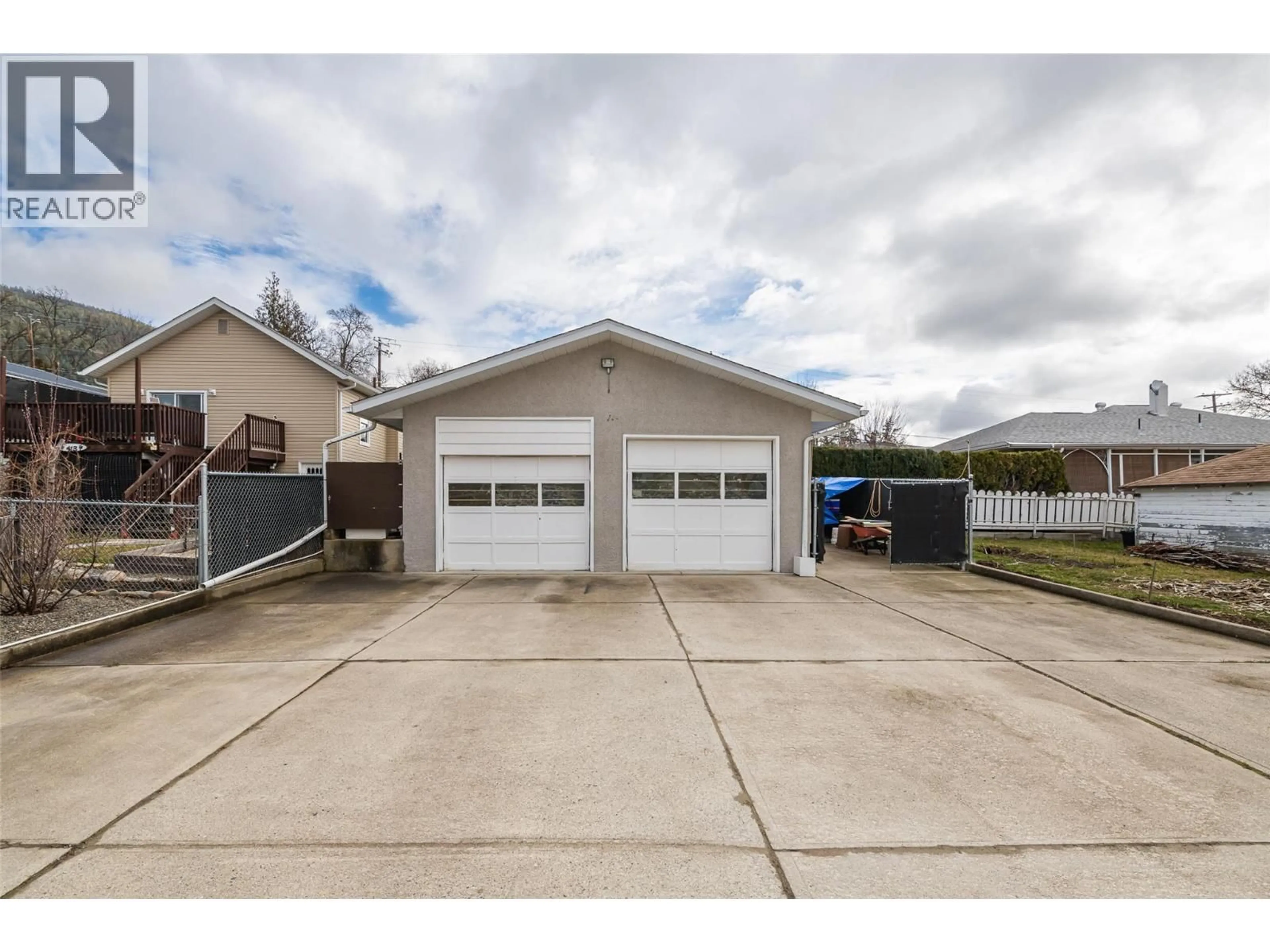 Indoor garage for 407 10TH AVENUE NORTH, Creston British Columbia V0B1G4