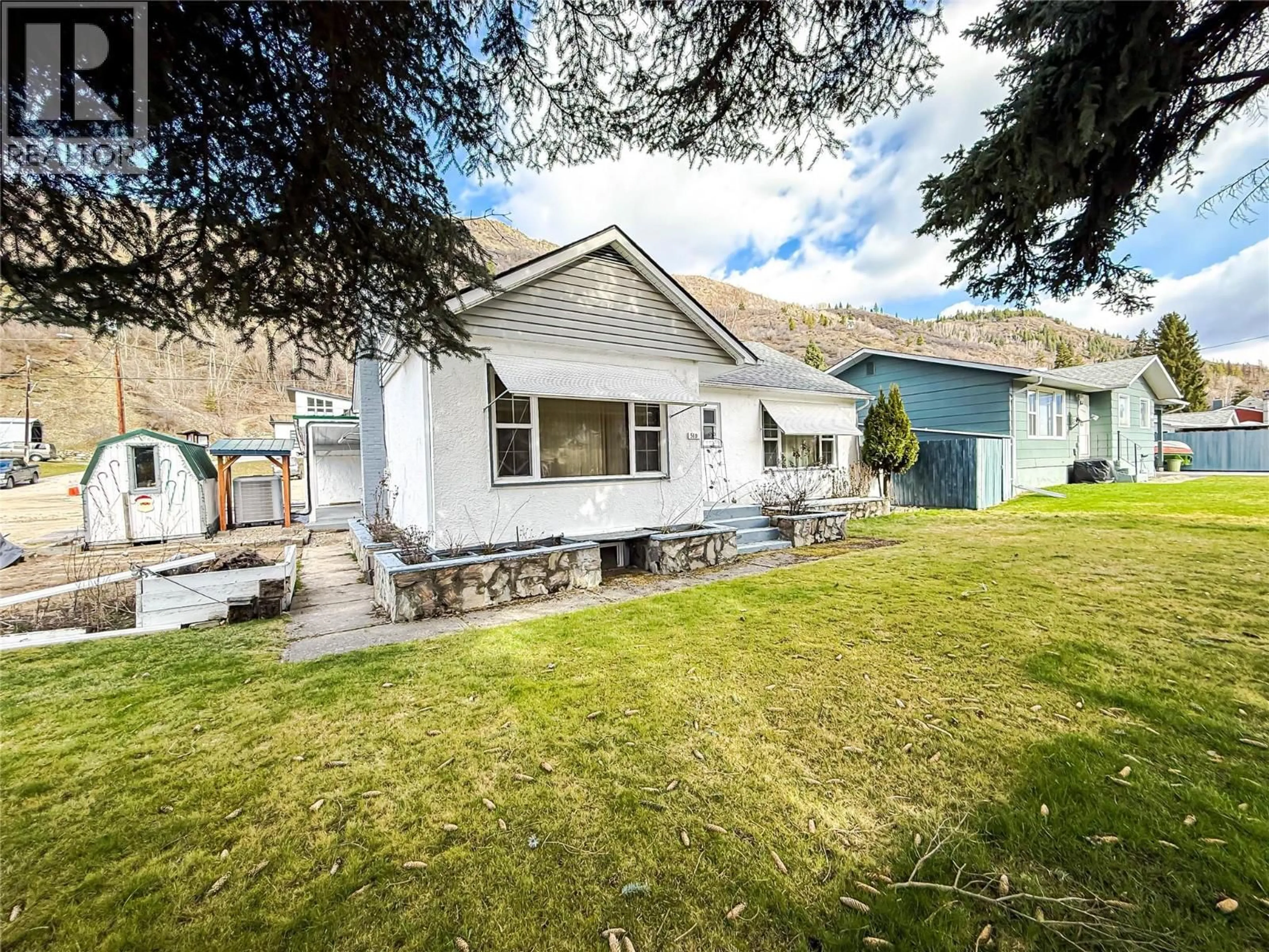 A pic from outside/outdoor area/front of a property/back of a property/a pic from drone, street for 510 10TH AVENUE, Montrose British Columbia V0G1P0