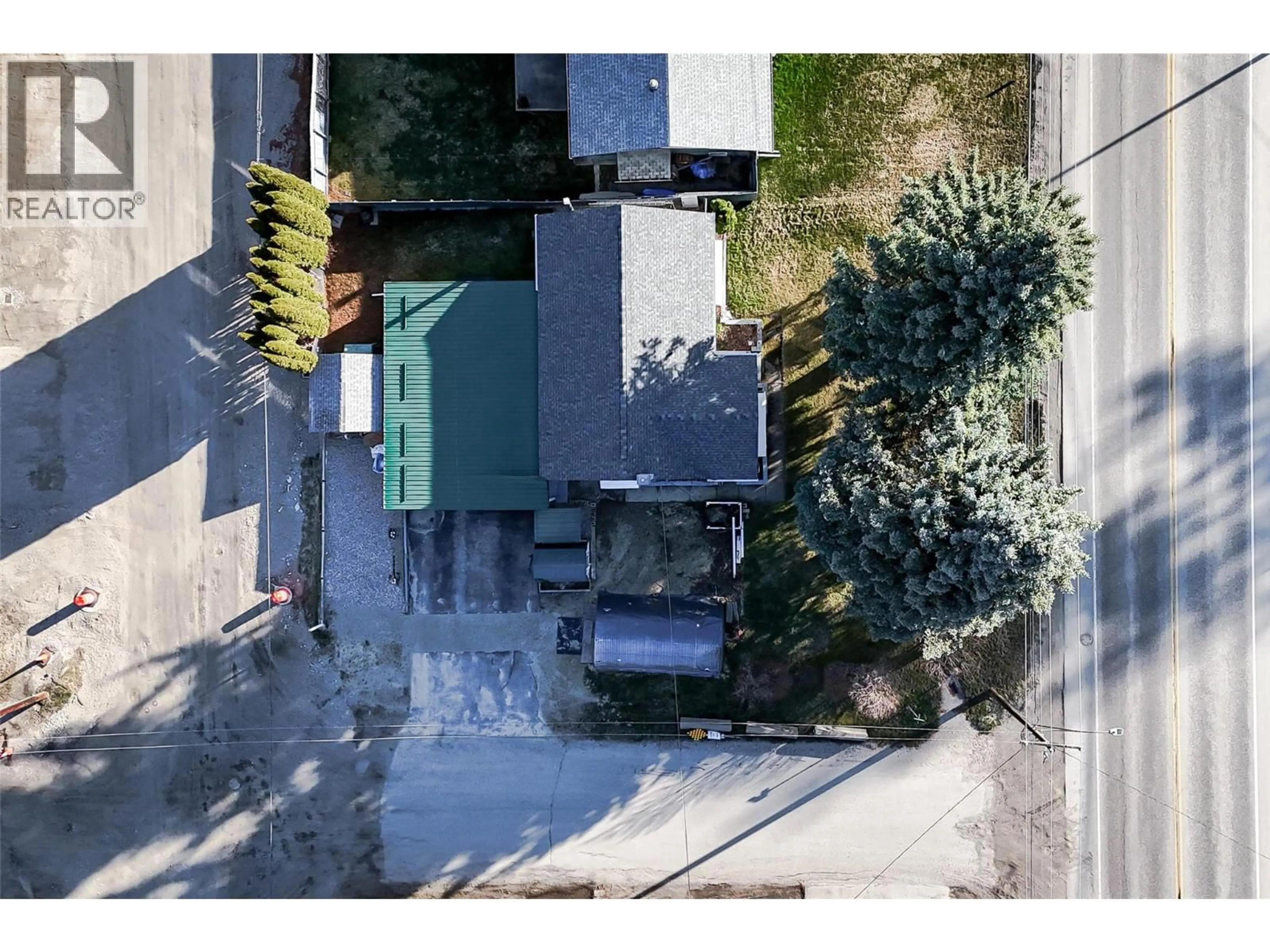 A pic from outside/outdoor area/front of a property/back of a property/a pic from drone, street for 510 10TH AVENUE, Montrose British Columbia V0G1P0