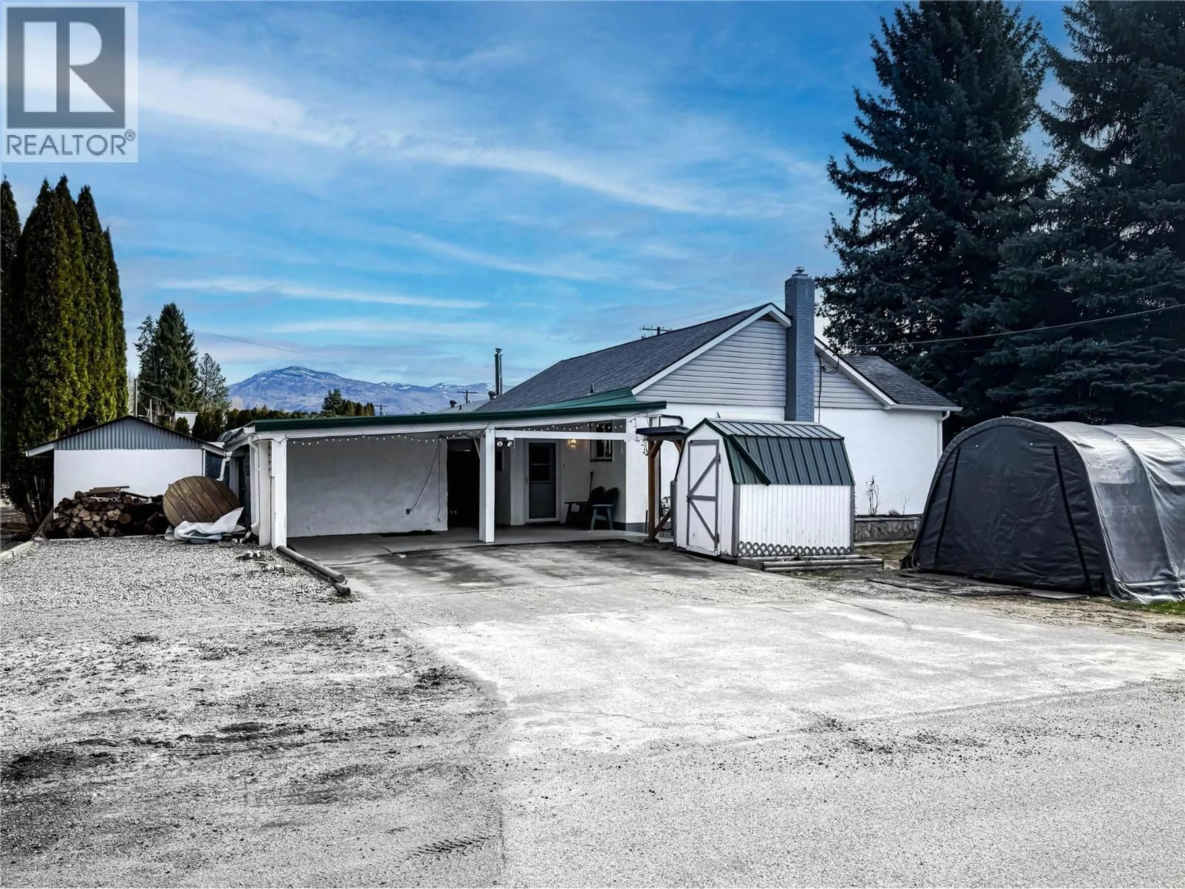 A pic from outside/outdoor area/front of a property/back of a property/a pic from drone, building for 510 10TH AVENUE, Montrose British Columbia V0G1P0