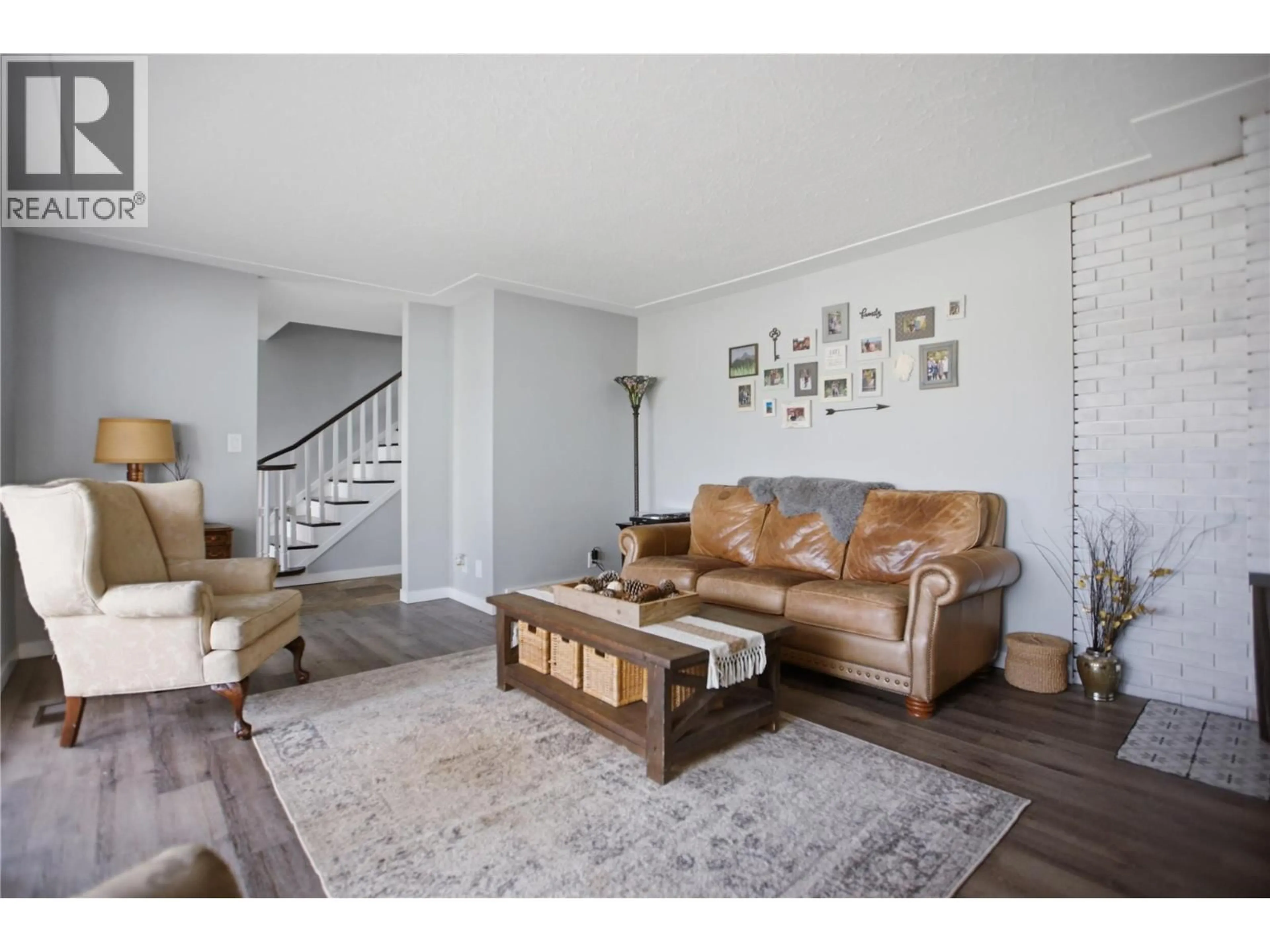 Living room with furniture, wood/laminate floor for 1834 RUSSET WYND, Kamloops British Columbia V2C4N5