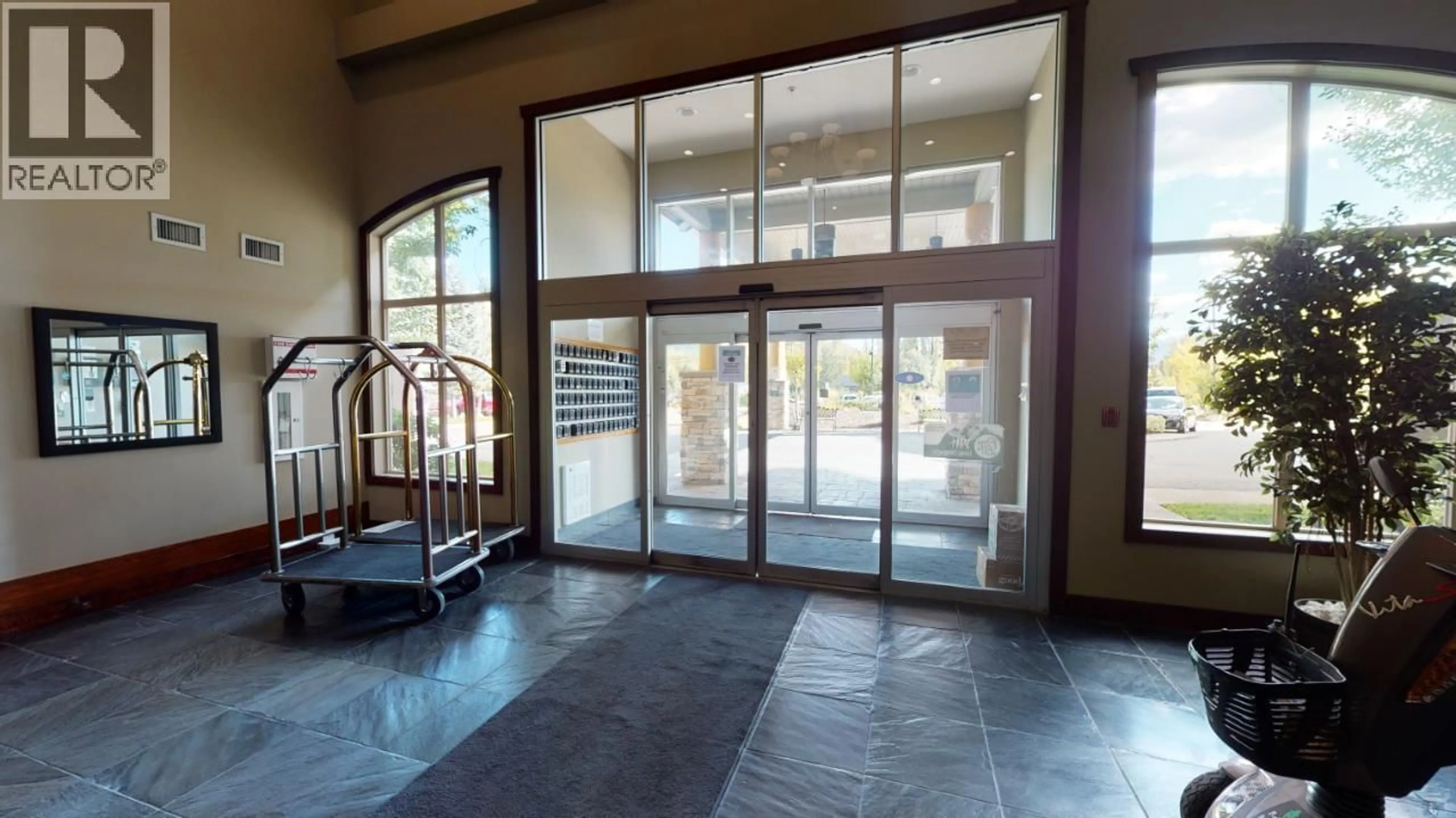 Indoor foyer for 221 - 1500 MCDONALD AVENUE, Fernie British Columbia V0B1M0