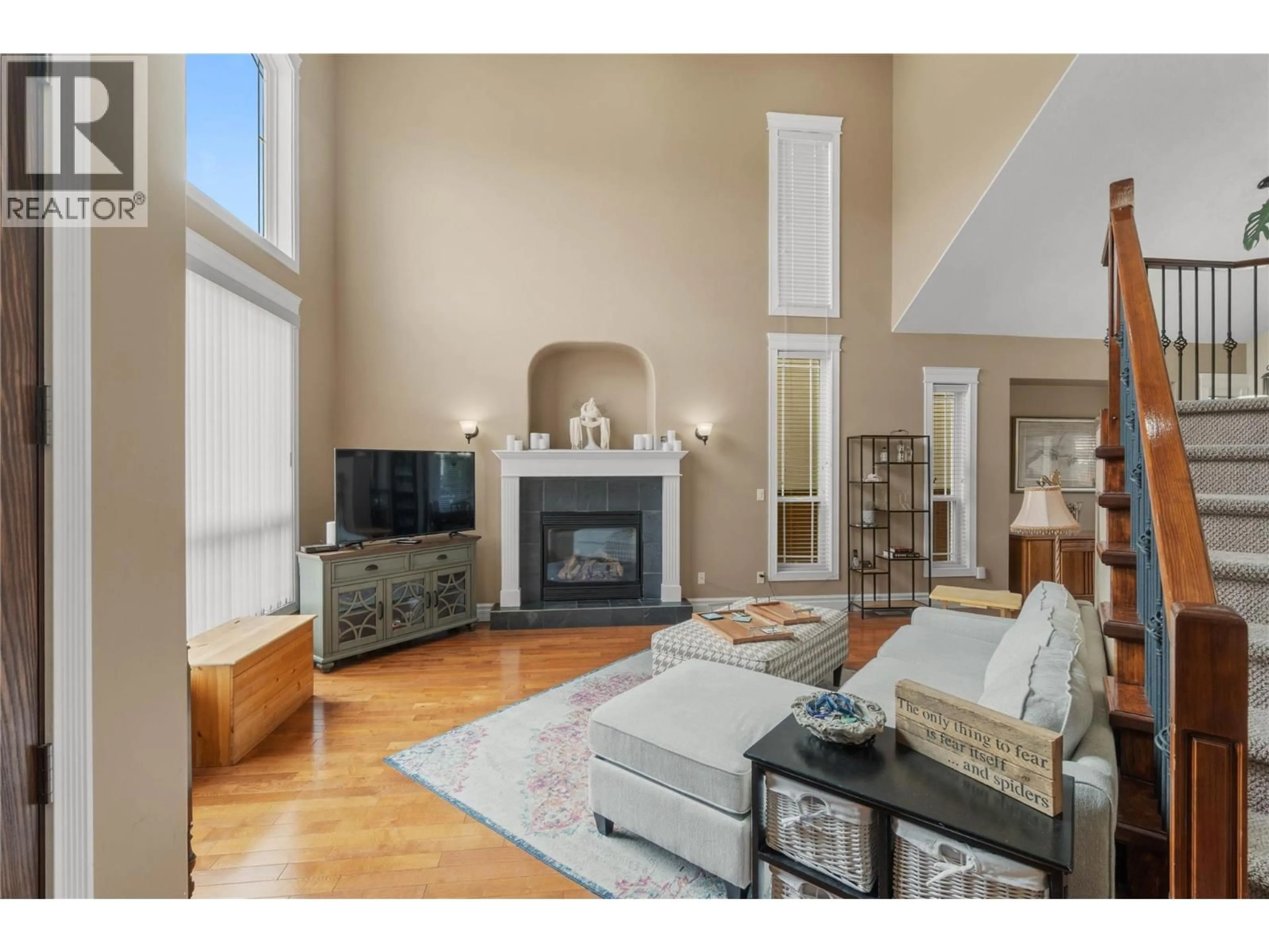 Living room with furniture, unknown for 866 ARLINGTON COURT, Kamloops British Columbia V2B8T4