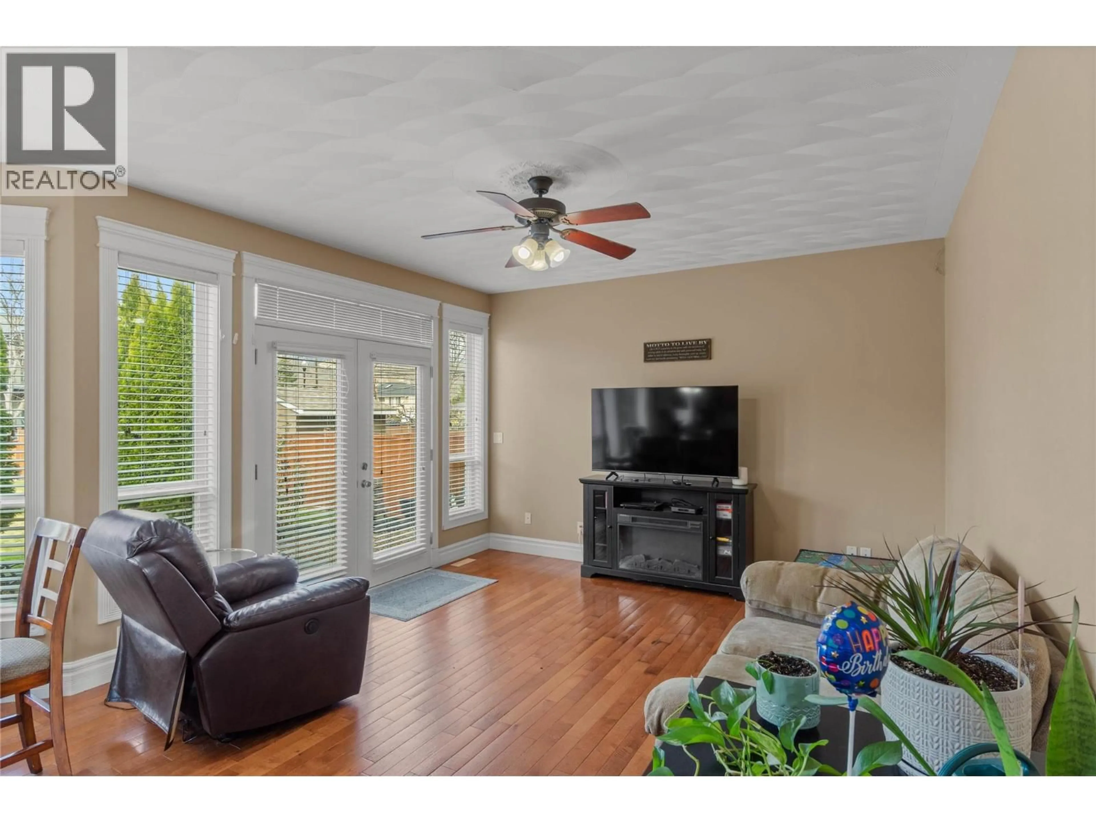 Living room with furniture, wood/laminate floor for 866 ARLINGTON COURT, Kamloops British Columbia V2B8T4