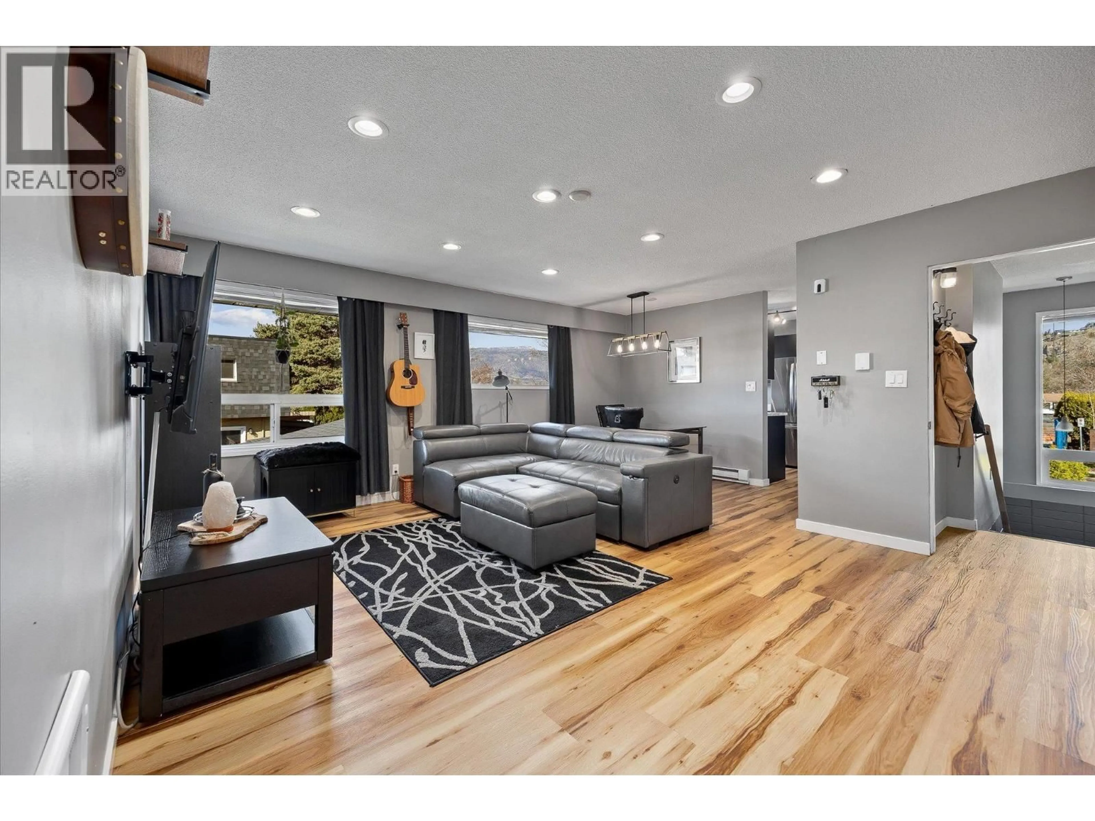 Living room with furniture, wood/laminate floor for 2 - 1291 BERNARD AVENUE, Kelowna British Columbia V1Y6R3