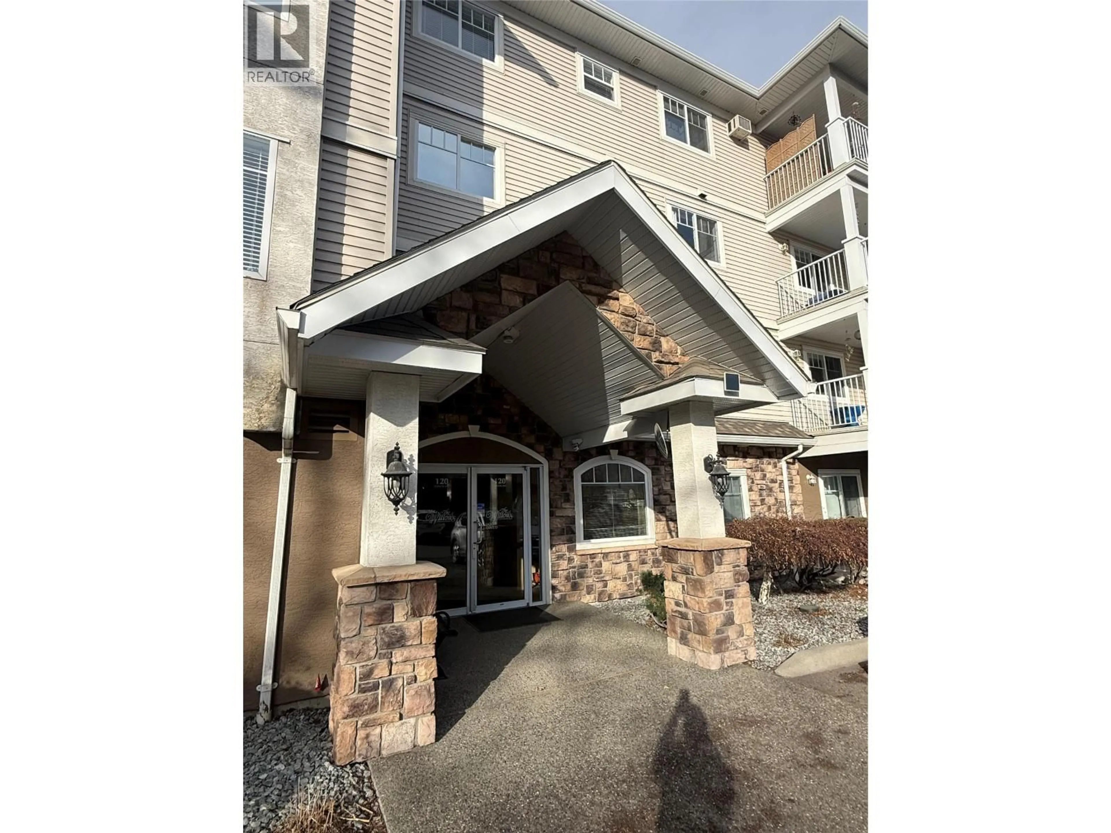 Indoor foyer for 204 - 120 VERNON AVENUE, Kamloops British Columbia V2B1L6