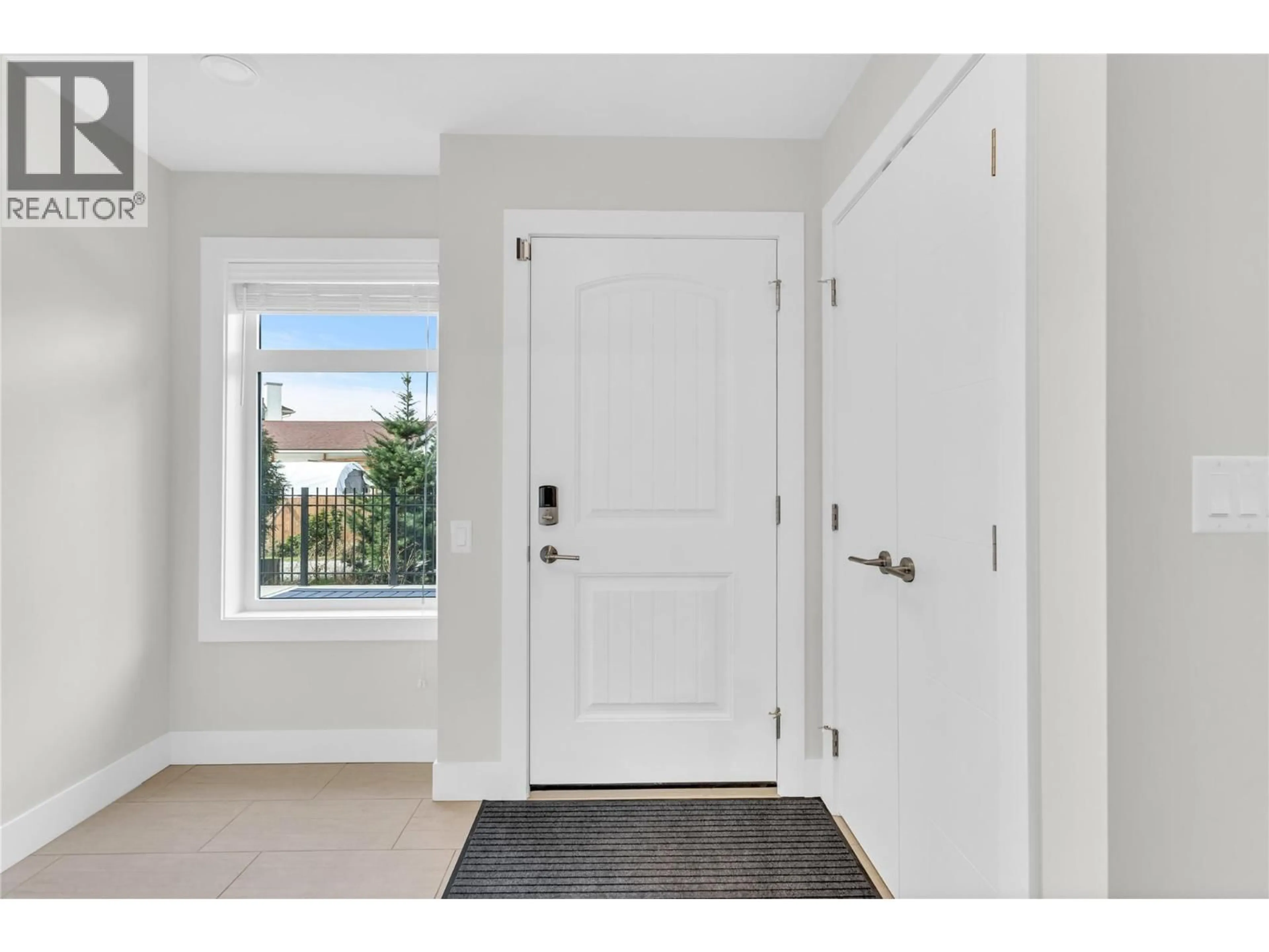 Indoor entryway for 8 - 1102 CAMERON AVENUE, Kelowna British Columbia V1Y0B2