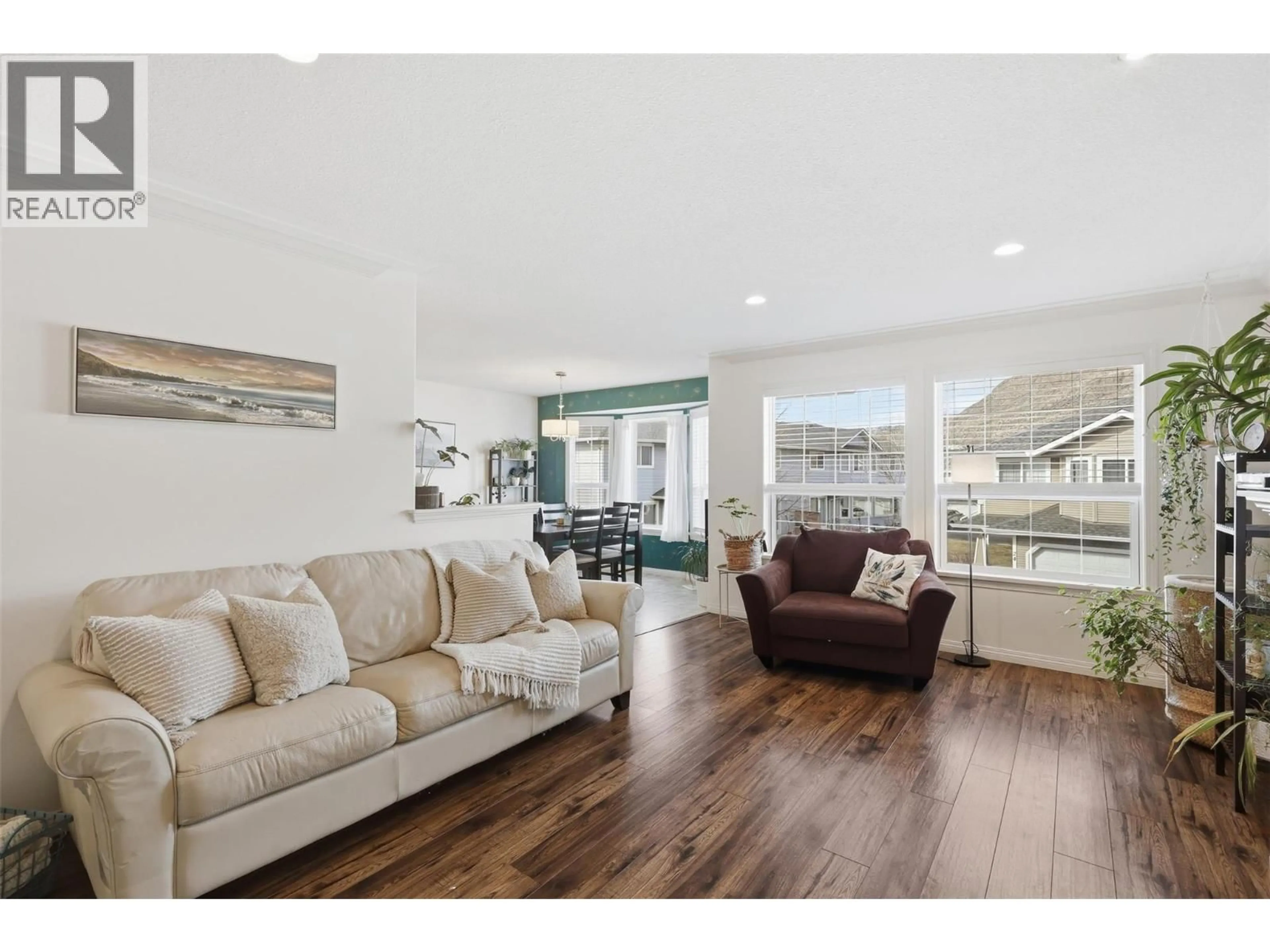 Living room with furniture, wood/laminate floor for 25 - 1104 QUAIL DRIVE, Kamloops British Columbia V2B8S6