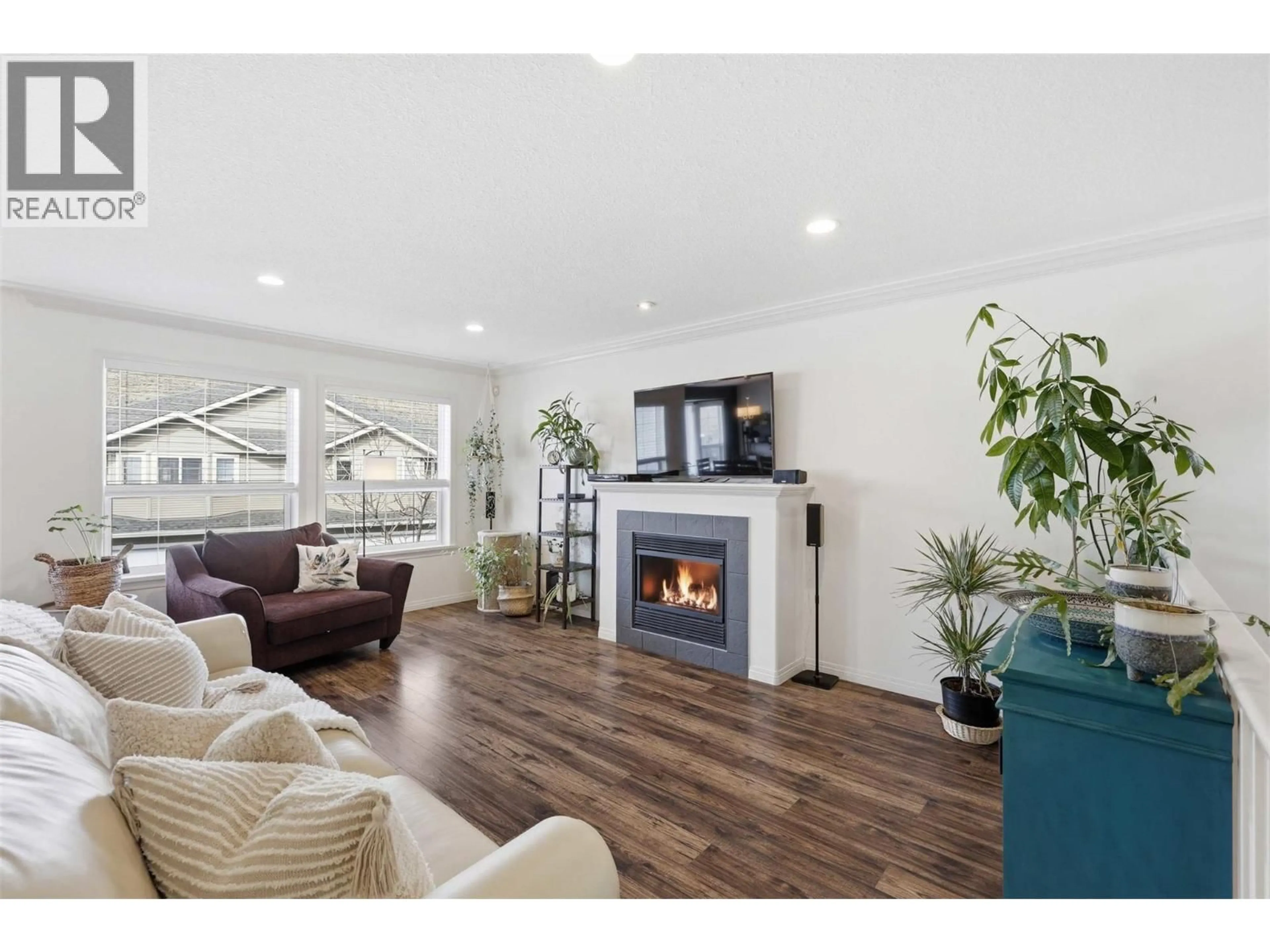 Living room with furniture, wood/laminate floor for 25 - 1104 QUAIL DRIVE, Kamloops British Columbia V2B8S6