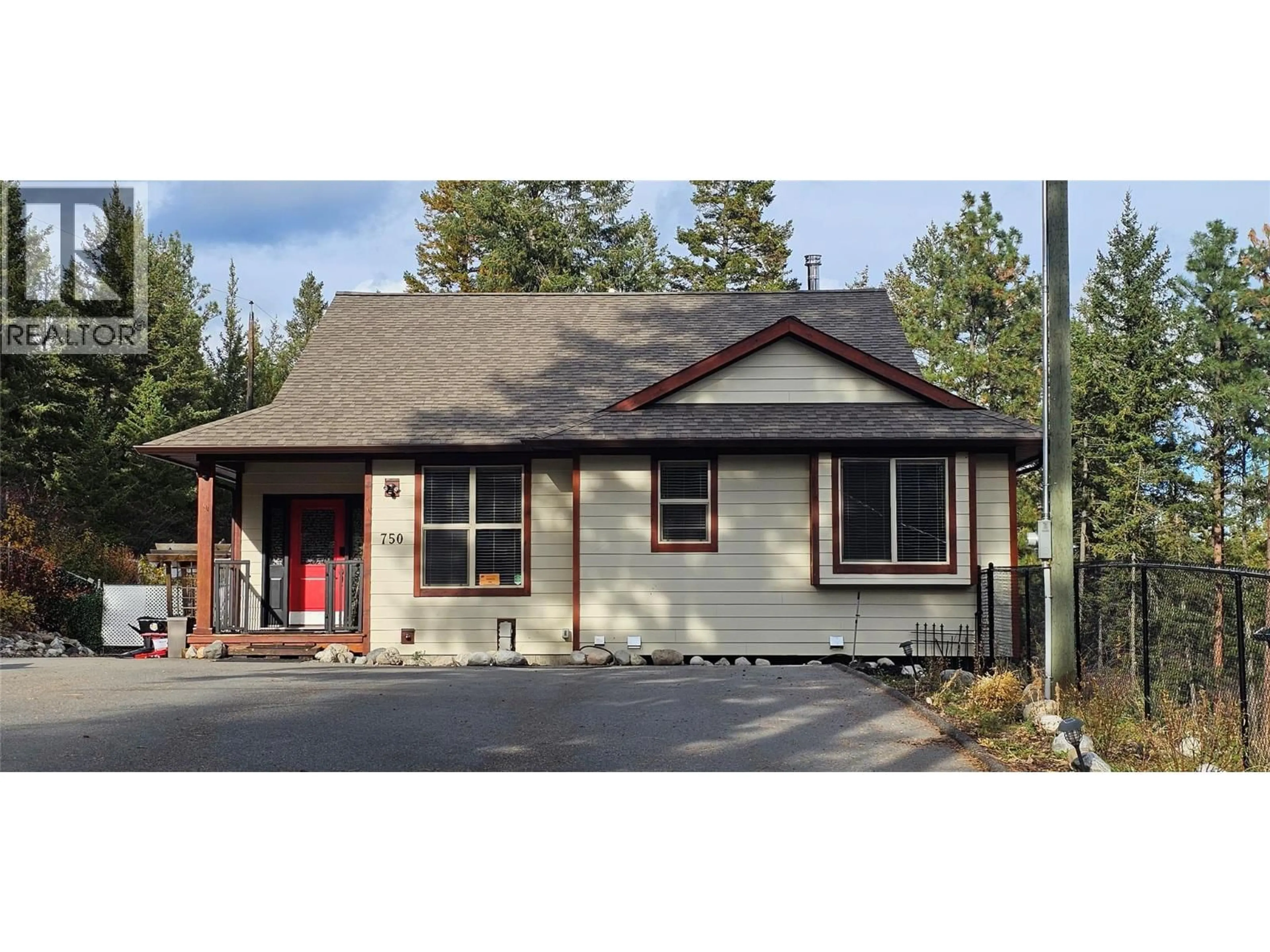 Home with vinyl exterior material, street for 750 FIRWOOD ROAD, Kelowna British Columbia V1Z3V5