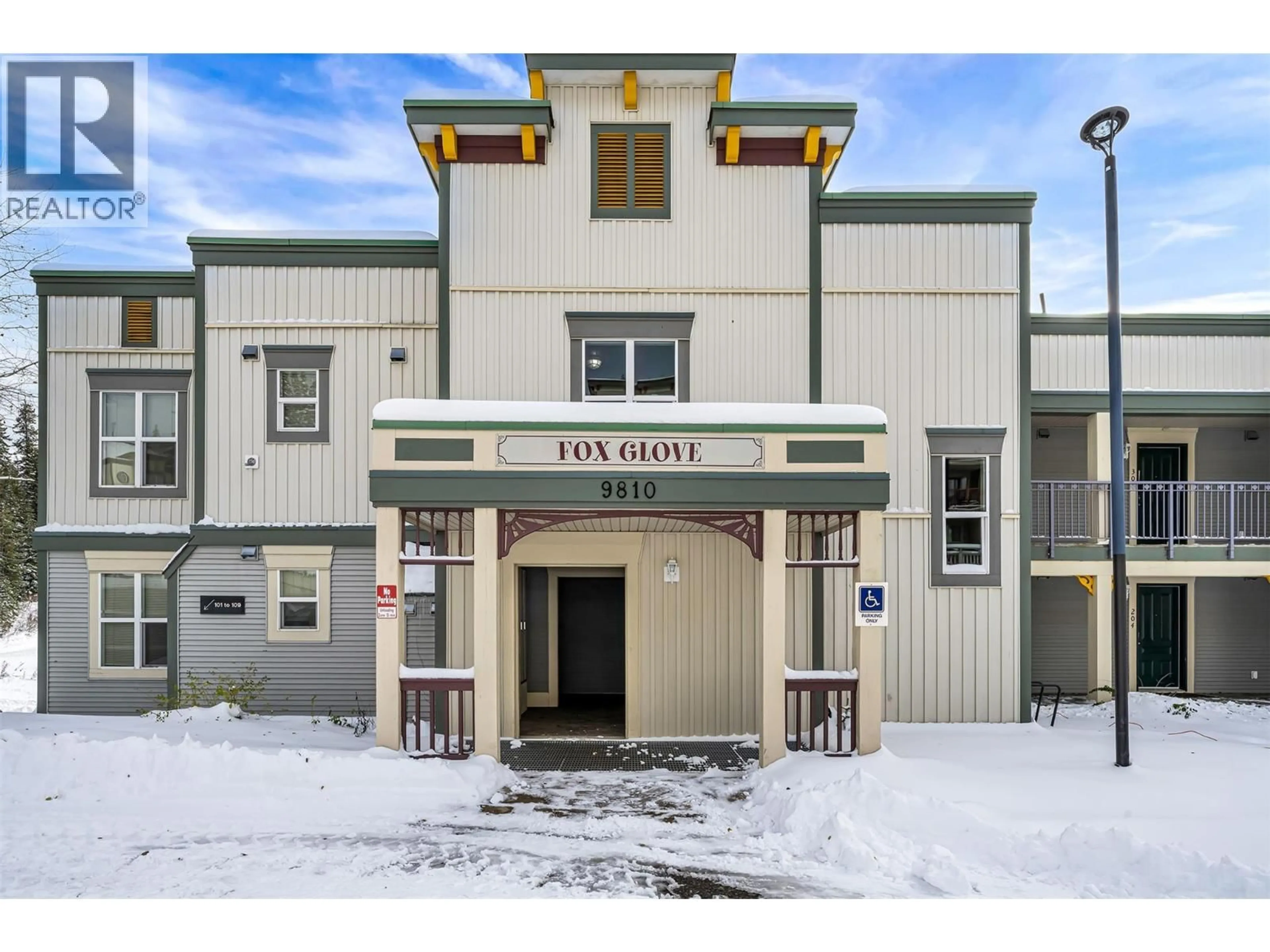 Indoor foyer for 306 - 9810 SILVER STAR ROAD, Silver Star British Columbia V1B3X5