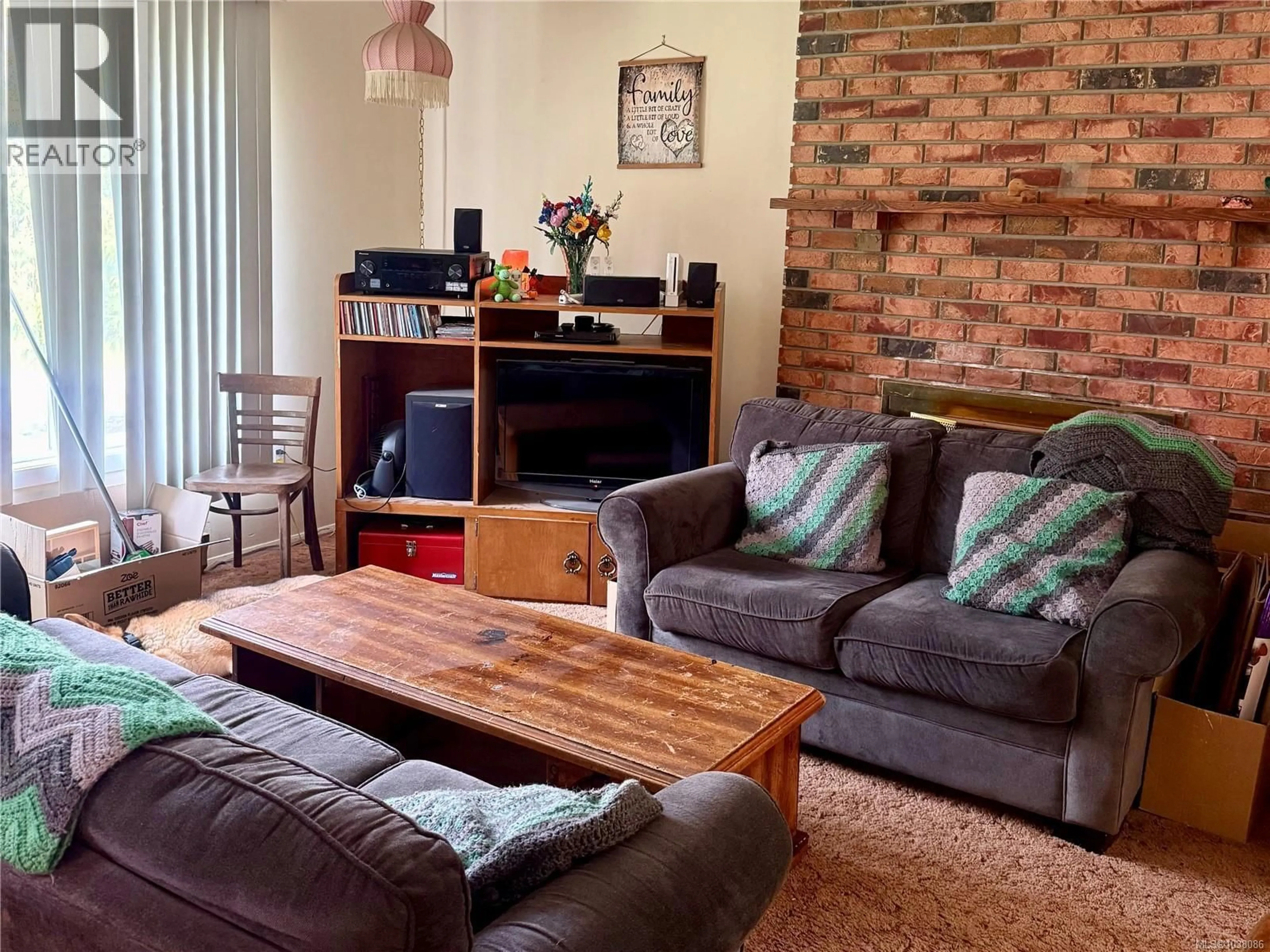 Living room with furniture, wood/laminate floor for 4081 CAREY PLACE, Royston British Columbia V0R2V0