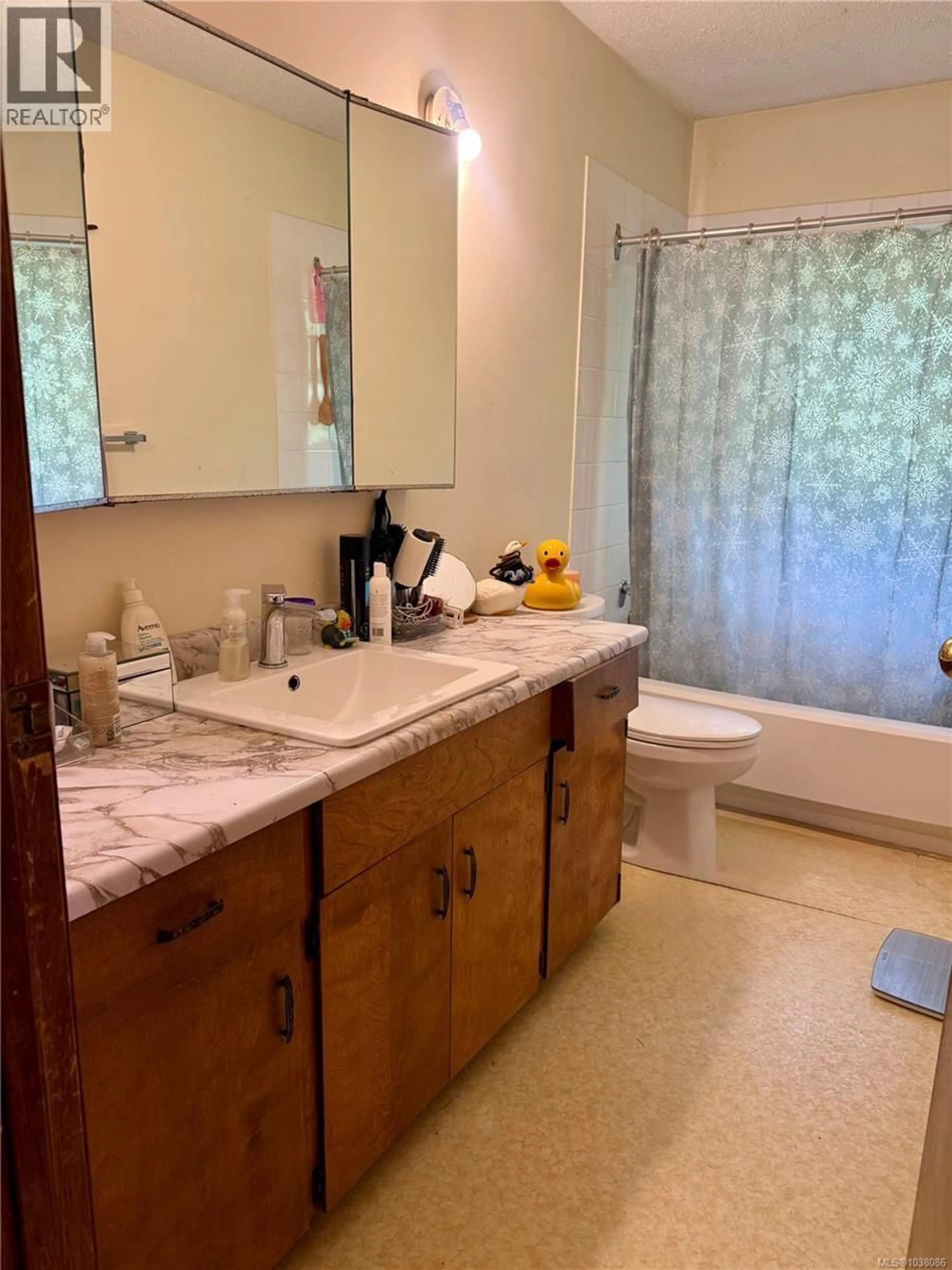 Standard bathroom, ceramic/tile floor for 4081 CAREY PLACE, Royston British Columbia V0R2V0