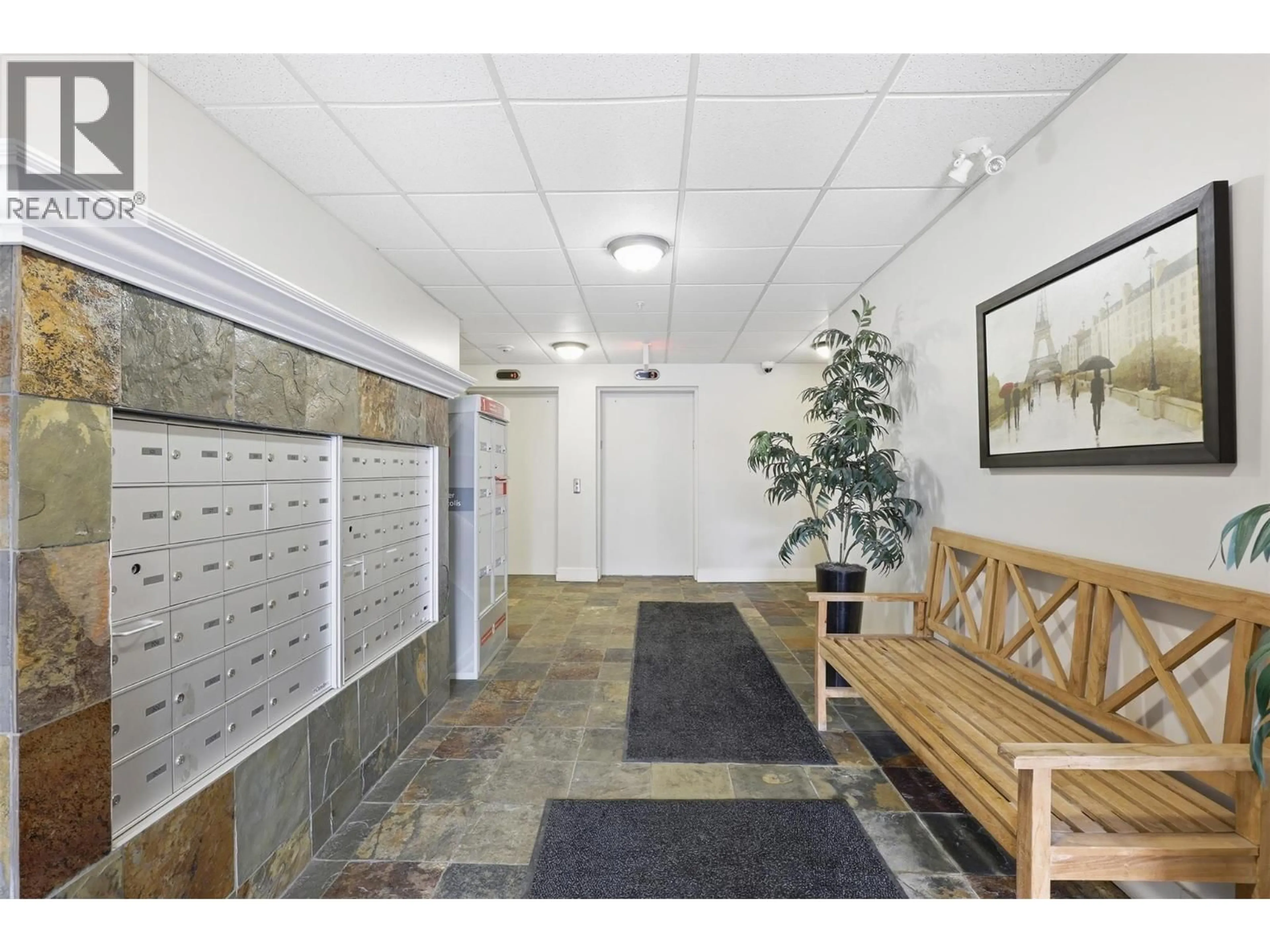 Indoor foyer for 608 - 975 VICTORIA W STREET, Kamloops British Columbia V2C0C2