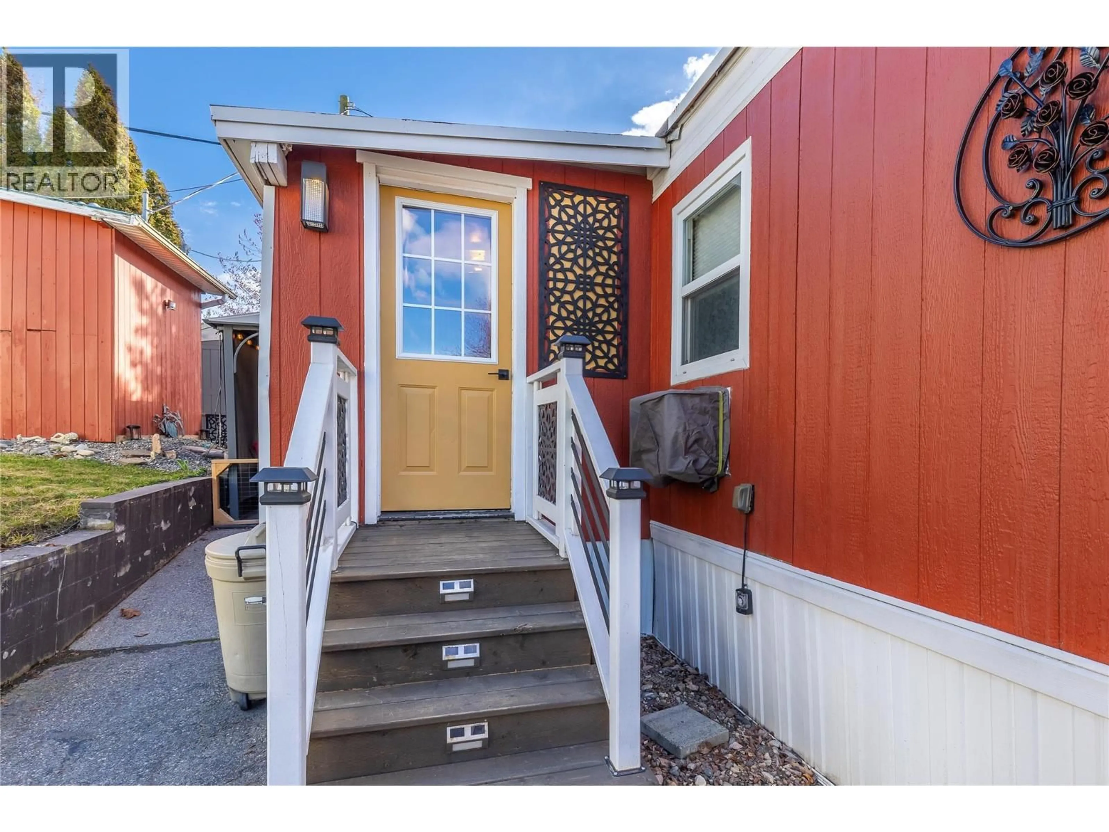Indoor entryway for 98 - 15401 KALAMALKA LAKE ROAD, Vernon British Columbia V1B1Z3