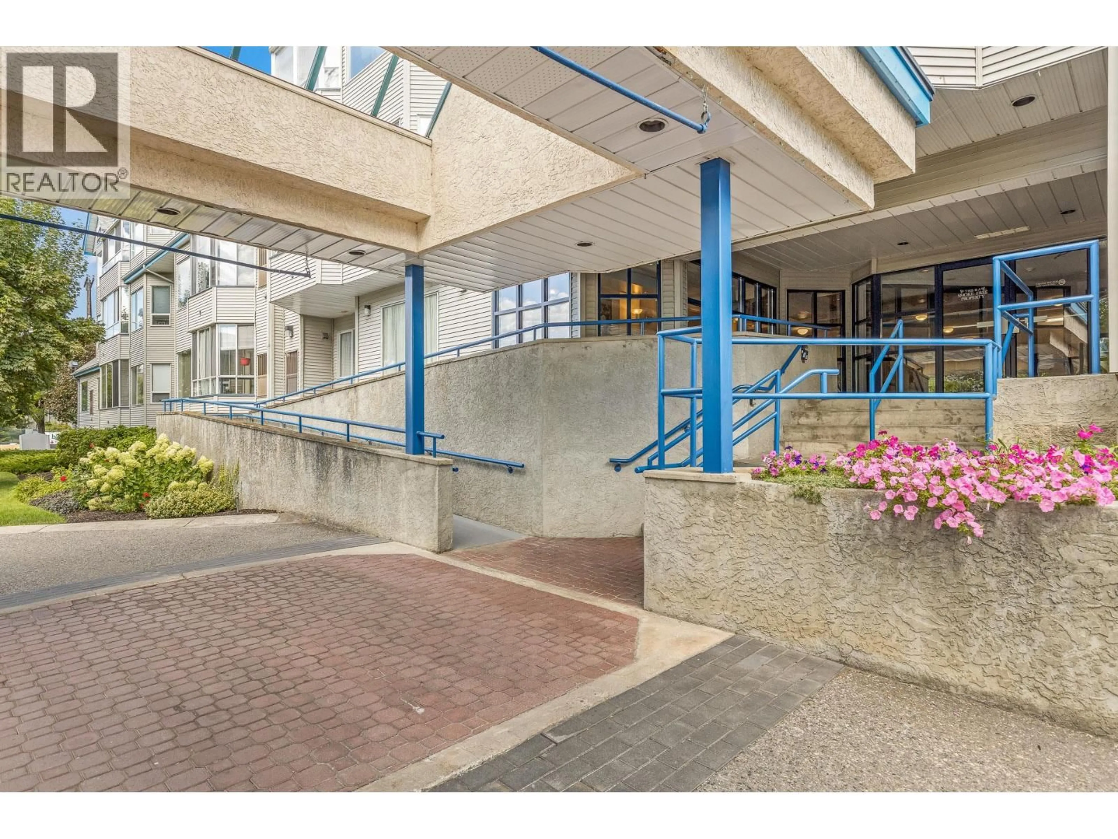 Indoor foyer for 105 - 3157 CASORSO ROAD, Kelowna British Columbia V1W3J4