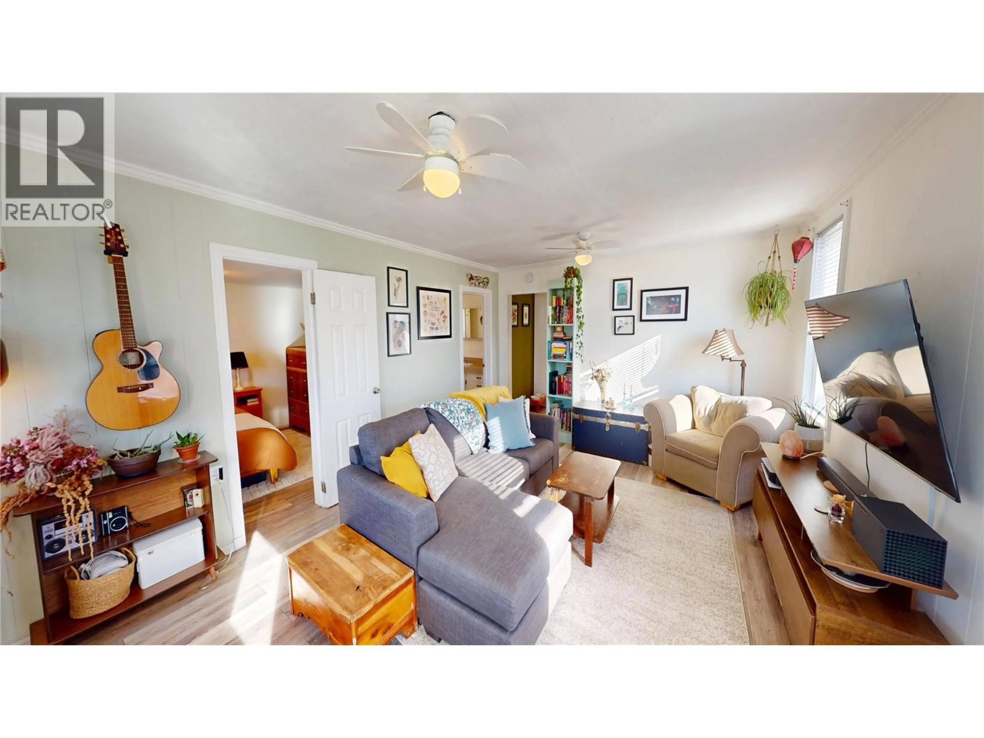 Living room with furniture, unknown for 522 7 STREET SOUTH, Cranbrook British Columbia V1C1M9