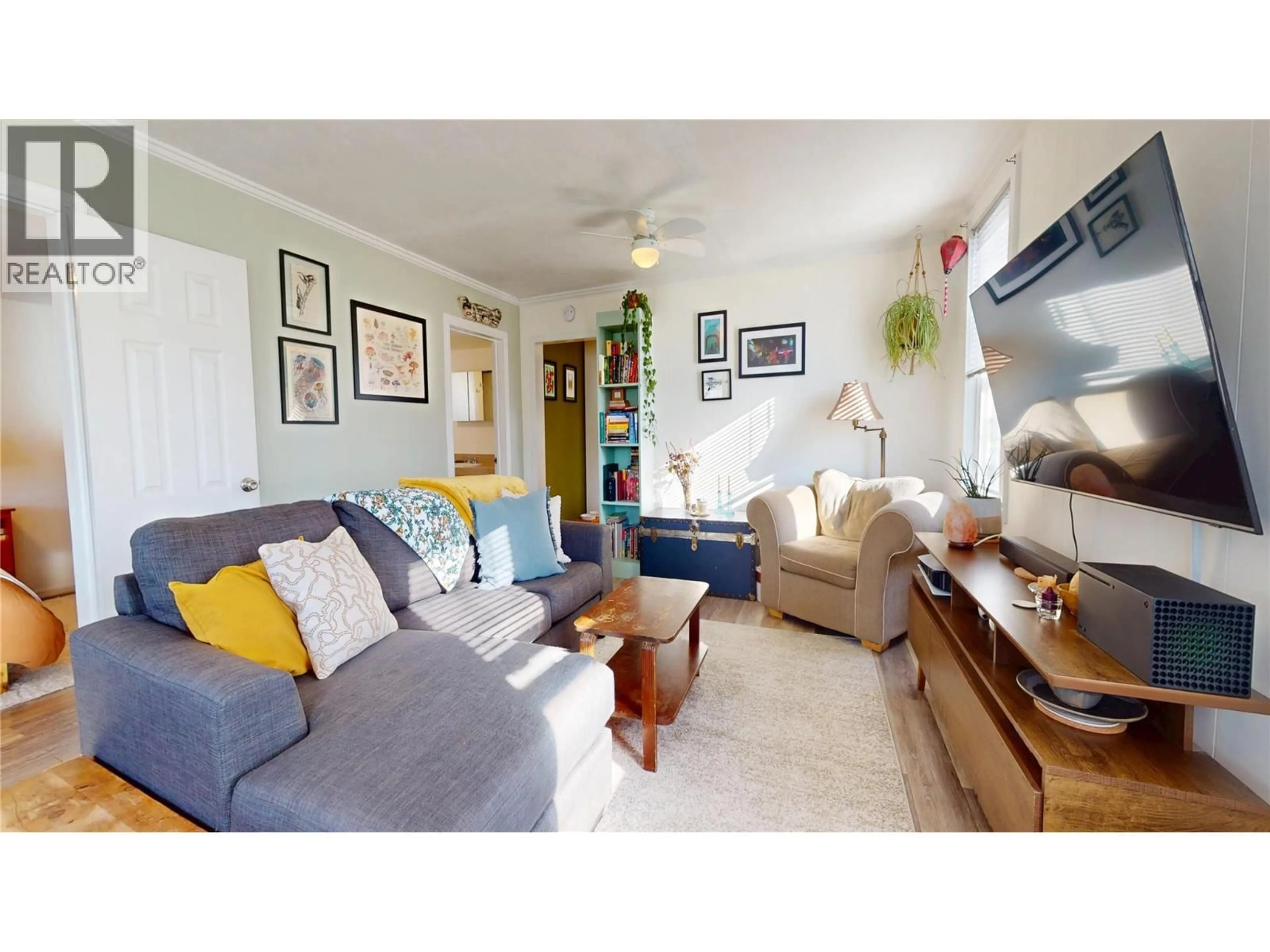 Living room with furniture, unknown for 522 7 STREET SOUTH, Cranbrook British Columbia V1C1M9