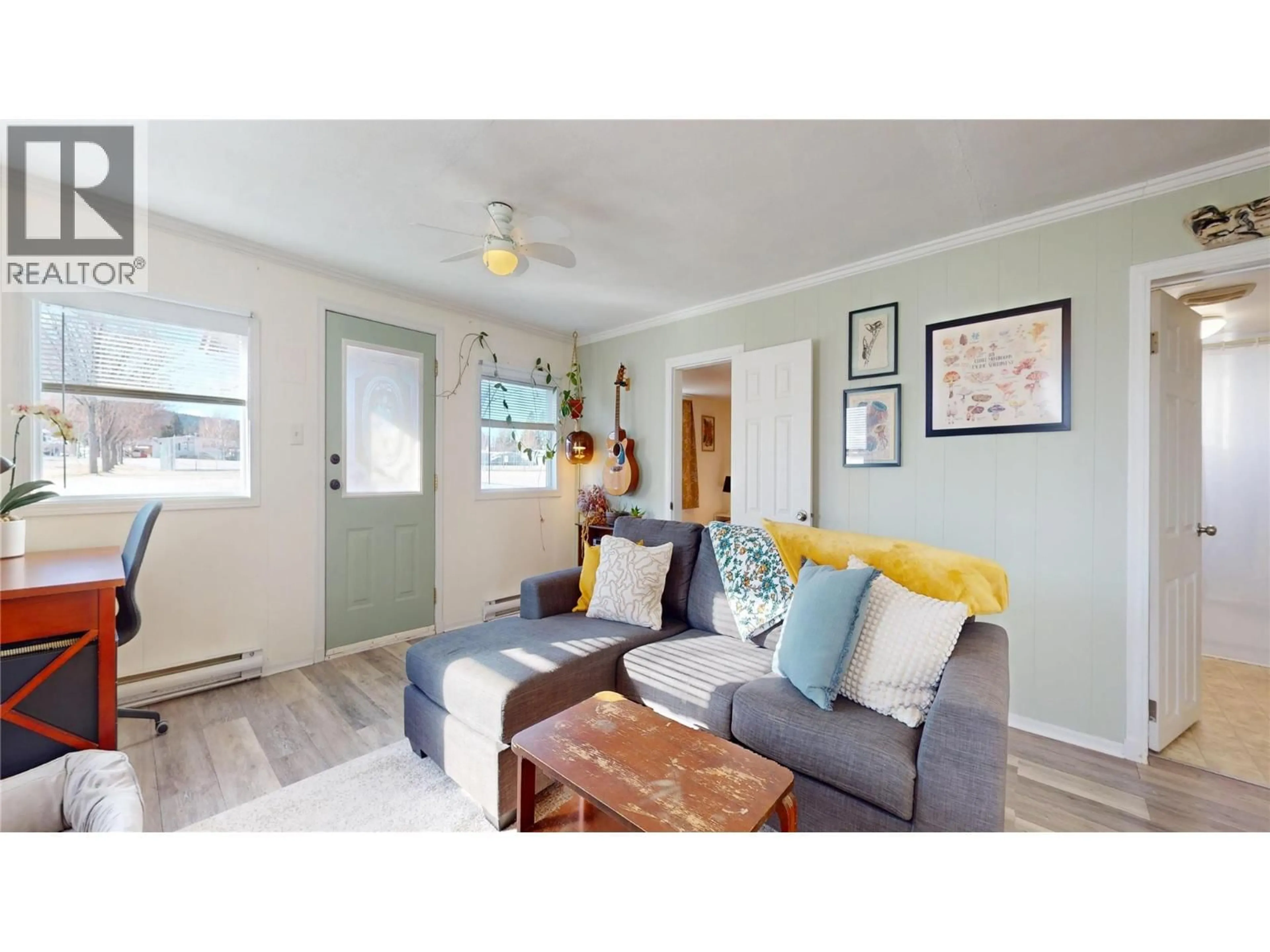 Living room with furniture, wood/laminate floor for 522 7 STREET SOUTH, Cranbrook British Columbia V1C1M9